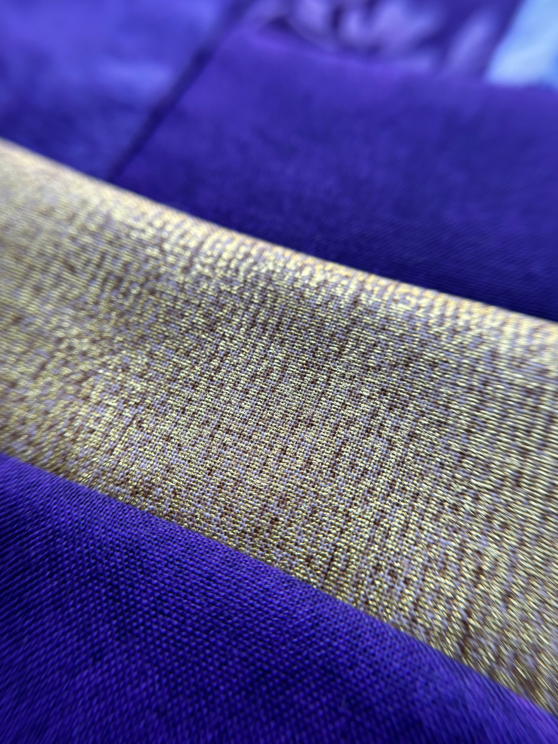 Close up on the gold fabric