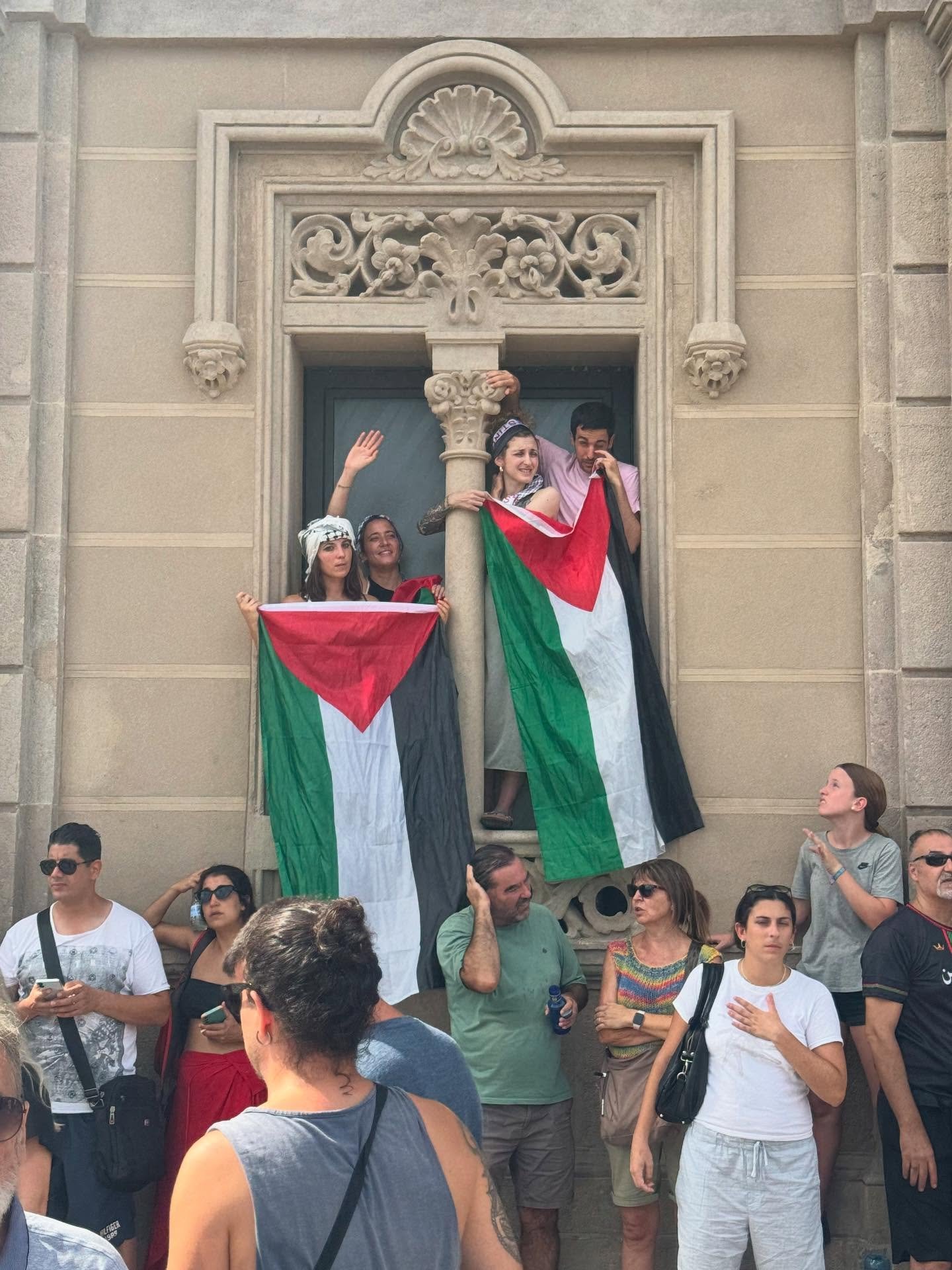 Amazing effort by @globalsumudflotilla. Amazing show of support by the people of Barcelona. Absolute sky-screaming disgrace that the aid flotilla is a necessary act of activism and humanitarianism in 2025.

There's no pride to be felt these days, bec