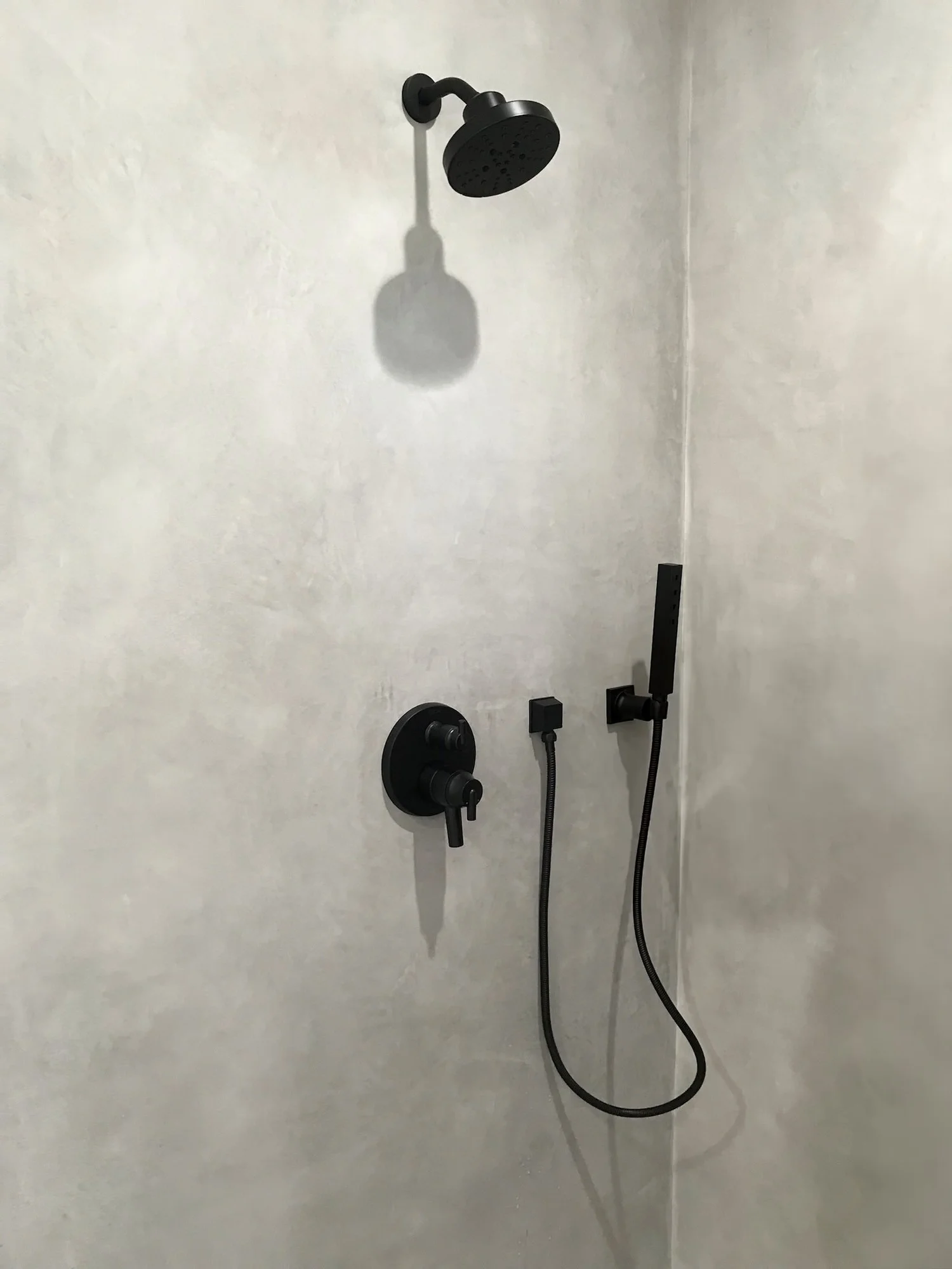Tadelakt shower wall finish