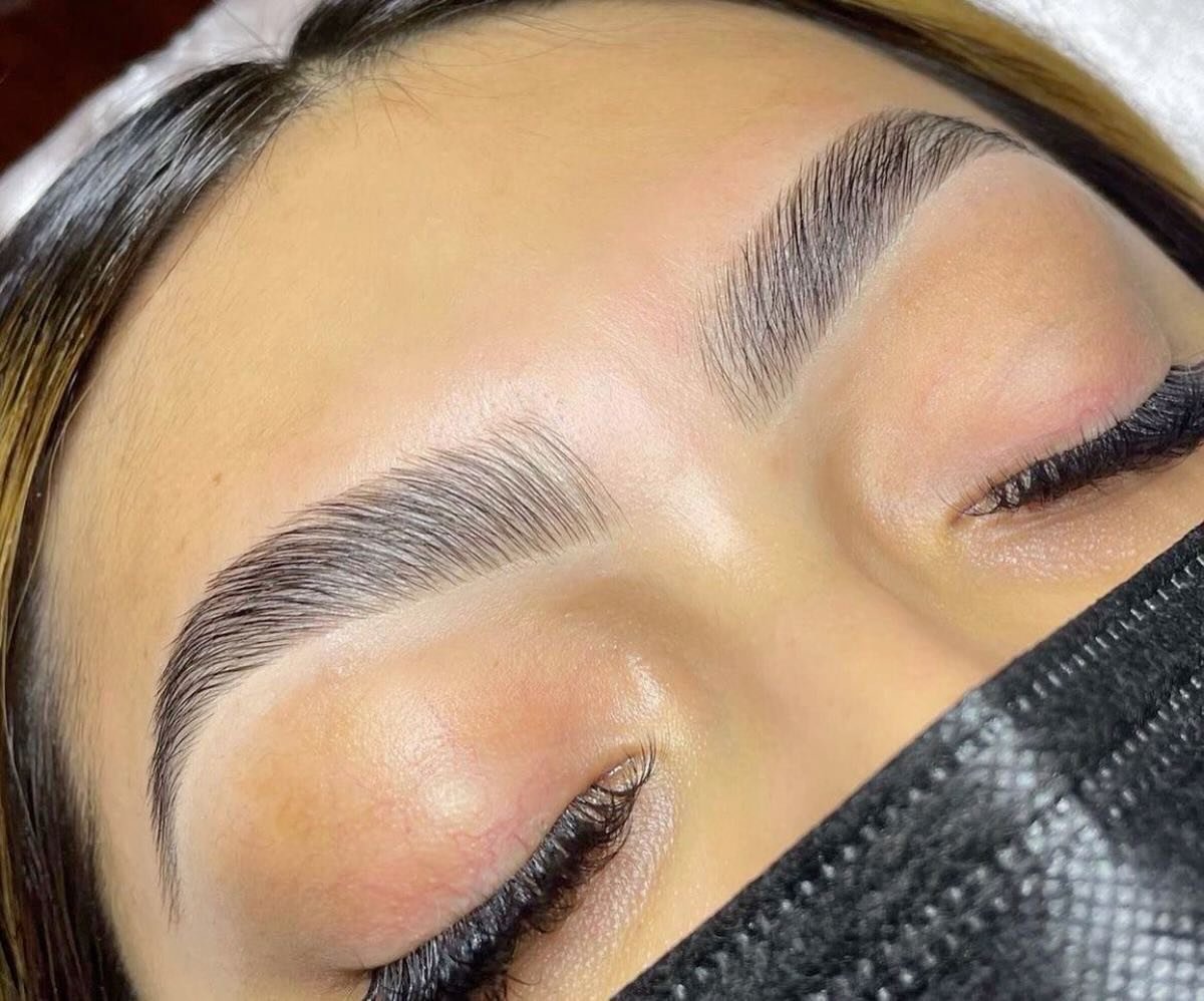 BROW LAMINATION &amp; TINT! I love these fluffy eyebrows 🌼

Say hello to perfectly shaped brows with threading!  This gentle, all-natural technique gives you clean, defined brows by removing hair from the root for a longer-lasting, smooth finish. Qu