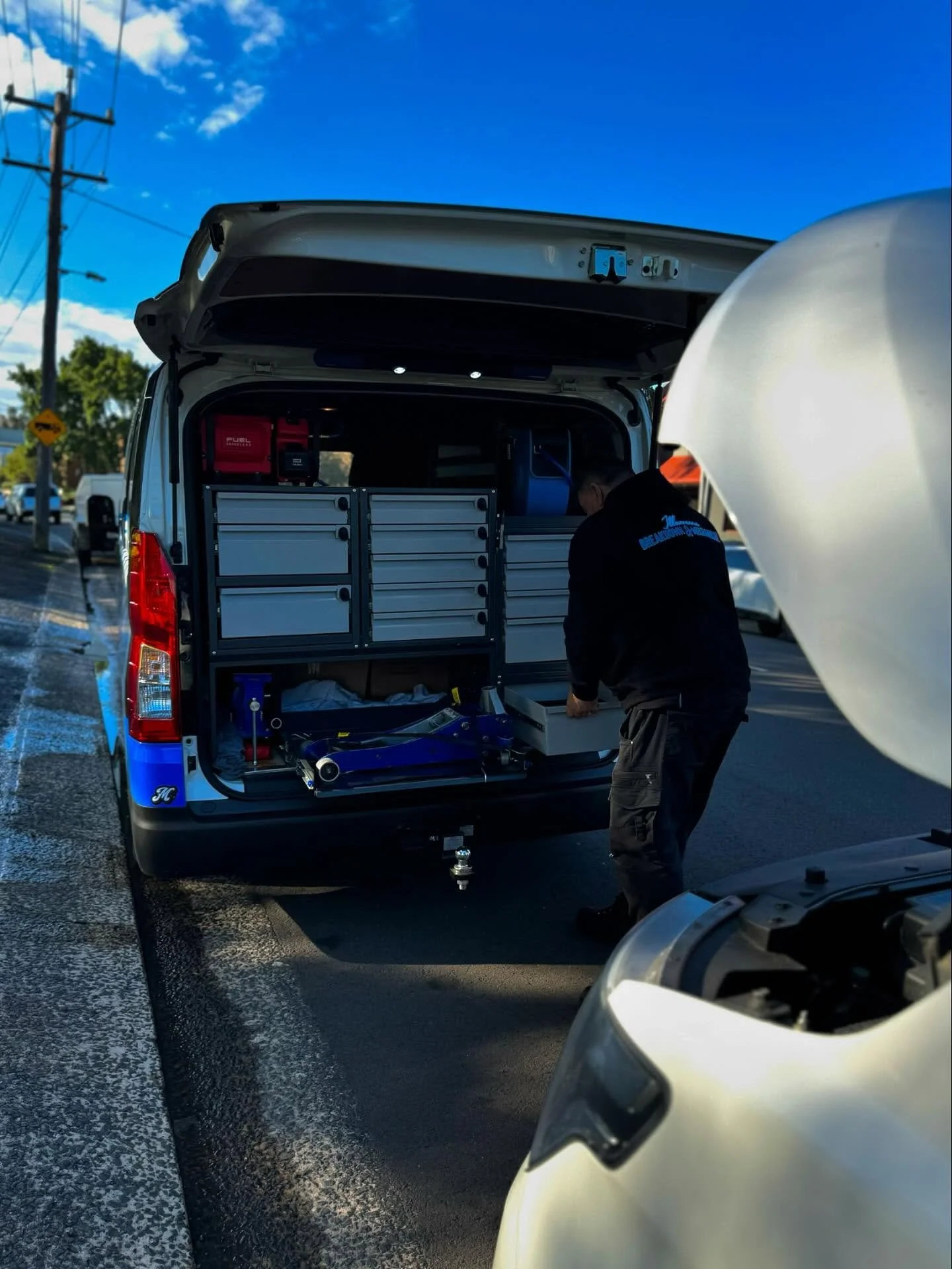 Jon is on the Job. 

Here are some Pros to a call out!
&bull; Emergency assistance 
&bull; Convenient for certain situations
&bull; On site help provided

#breakdown #car #van #mechanic #ontheroad #bluetoro