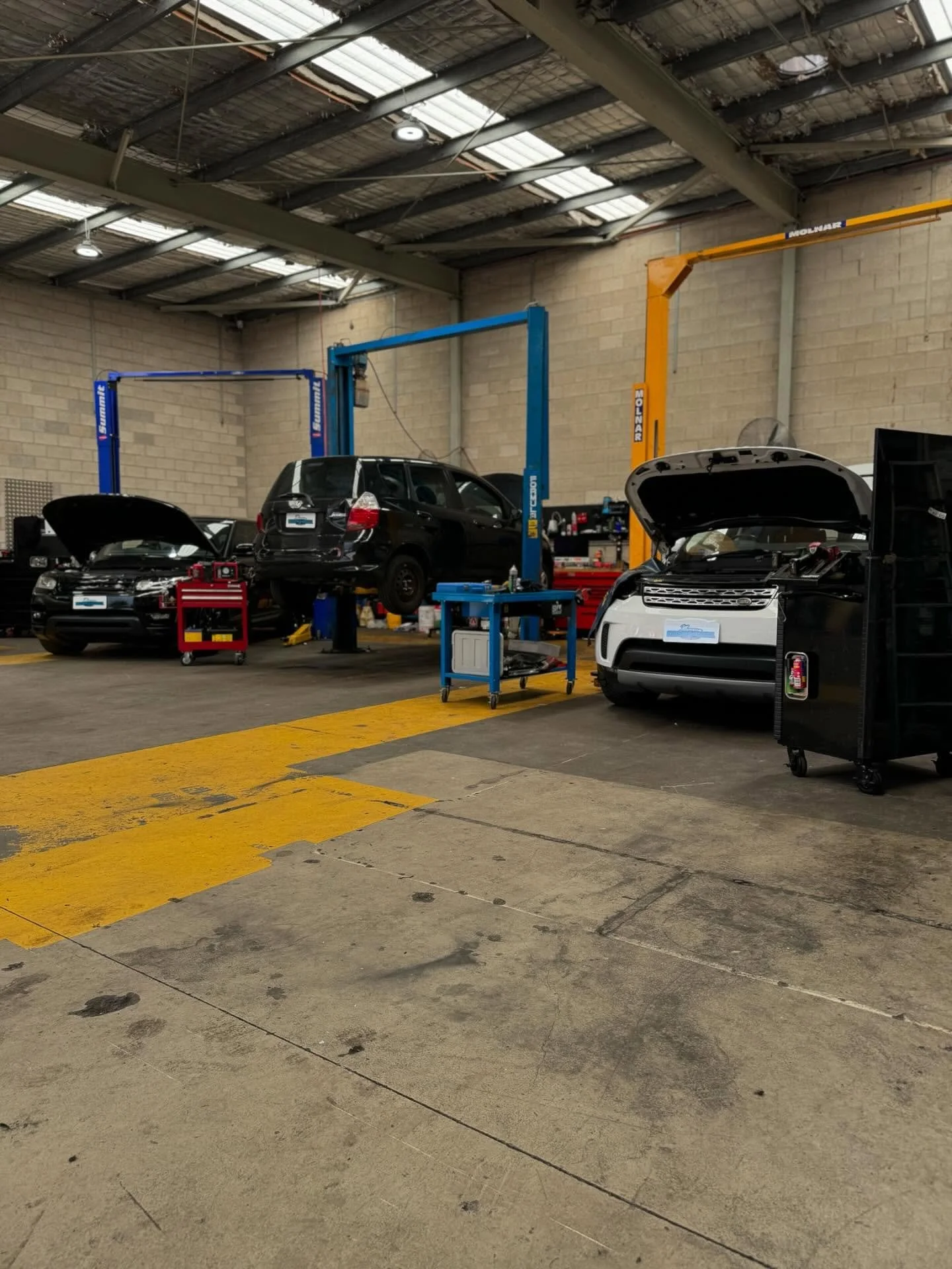 At Illawarra Breakdown and Mechanical we take care of our customers. 
Our priority is to get you back on the road as soon as possible! 

With our three hoist we can do our best work quick enough for you not to be wondering around without your vehicle