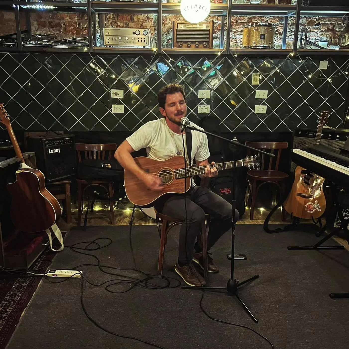 Took 3 months to find some more stage time, but it was worth the wait @velazcodisqueriabar