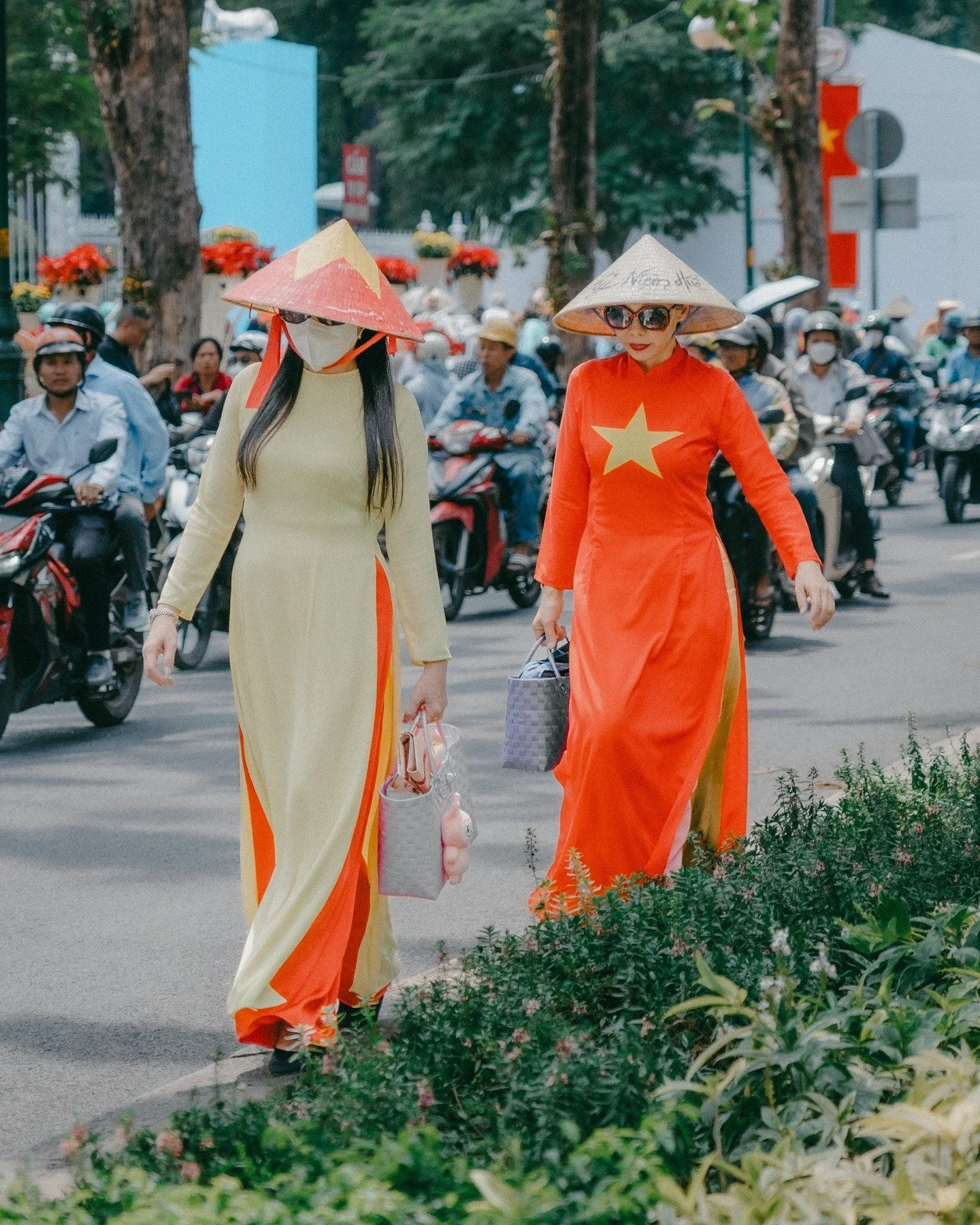 Part II of my Reunification Day 2025 series in Ho Chi Minh City is now up on Substack.

Join me as I wander through the city's streets while it prepares for the grand parades to follow, as featured in Part I. 

Link in bio 🔗

#reunificationday #hoch