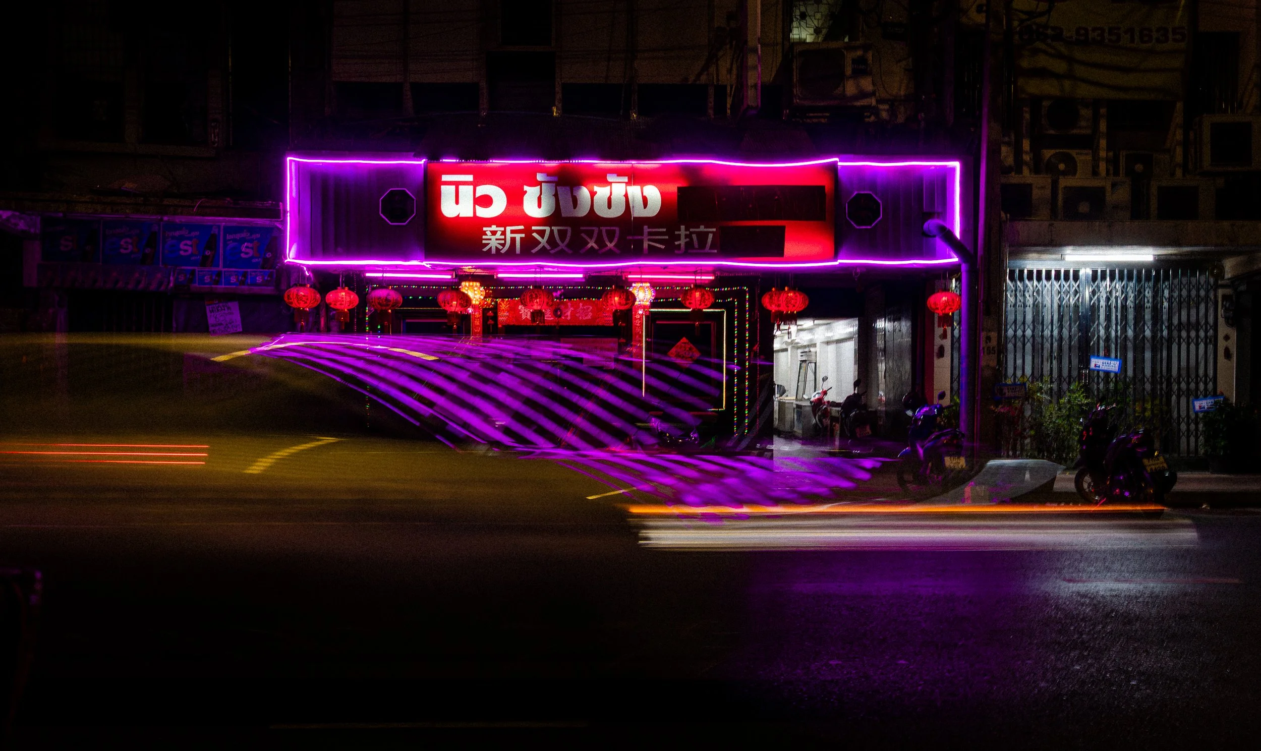 AustinJKettelhut_Bangkok_NightLights_08783_250411_Low Res.jpg