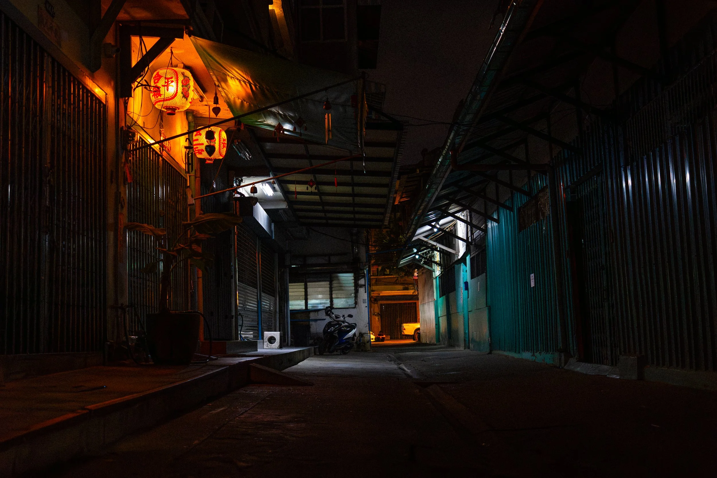 AustinJKettelhut_Bangkok_Alley_Night_08720_250411_Low Res.jpg