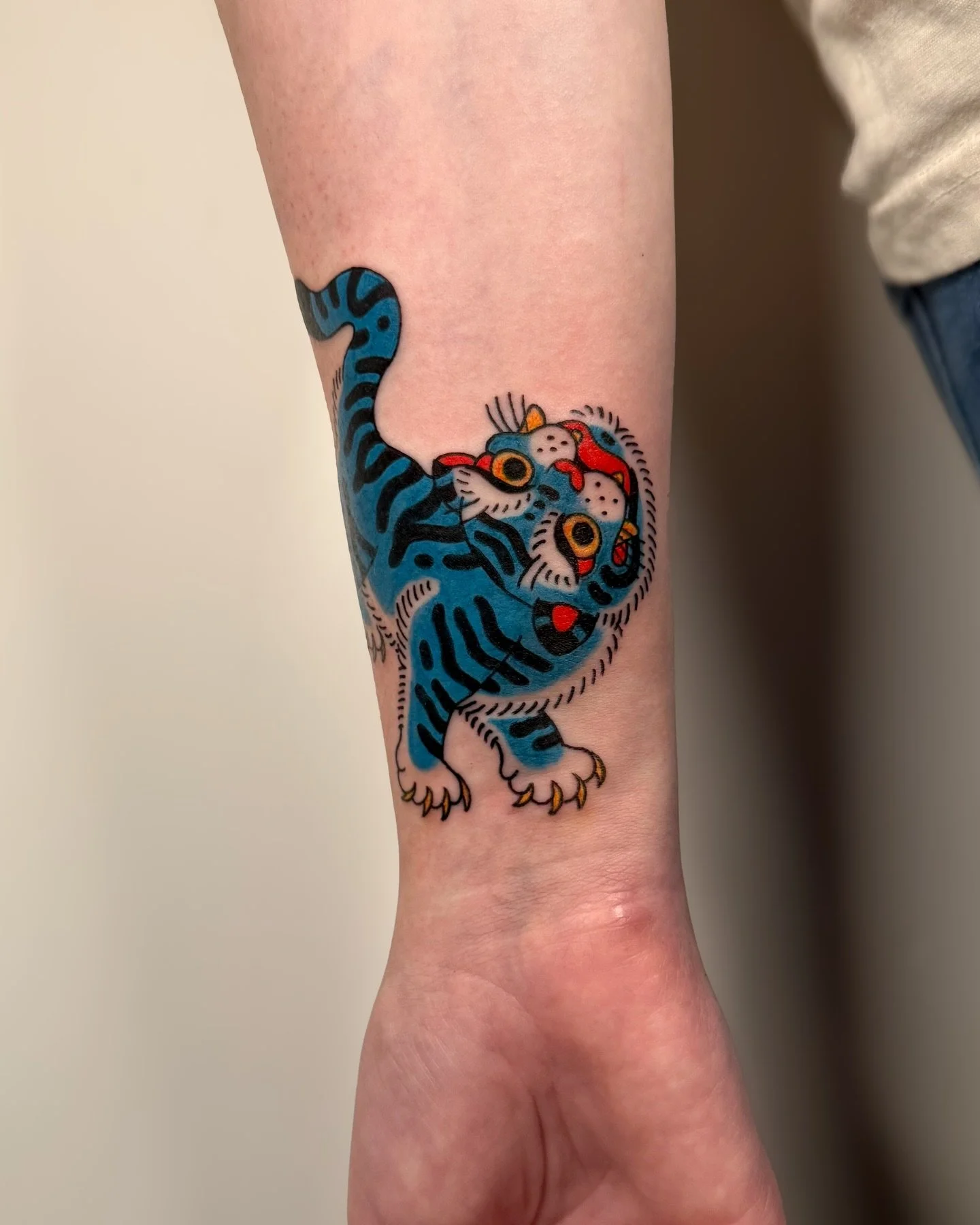 2 out of 2 tigers from my Vietnamese Hang Trong inspired flash sheet! 🐯🐯 🔵➕🔴
.
.
.
#vietnamesetattoo #hangtrongpainting #tigertattoo