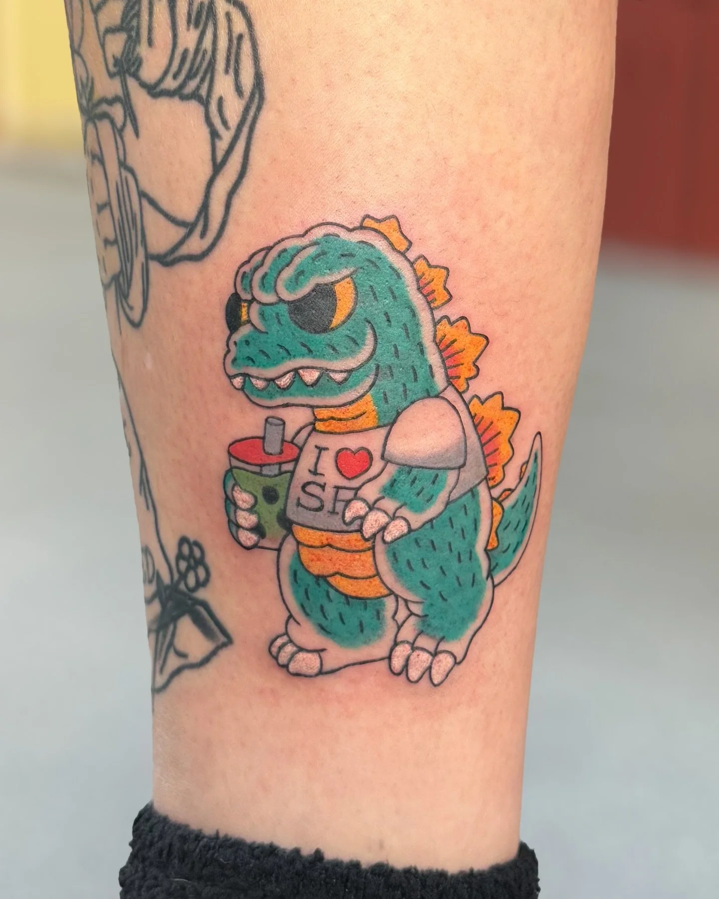 SF tourist Godzilla wit some matcha boba for the big baby @inkedpeaches.fkl 💚💚 Thank you for stopping by on your trip here 😛
.
.
.
#godzillatattoo #gojiratattoo #sanfranciscotattoo