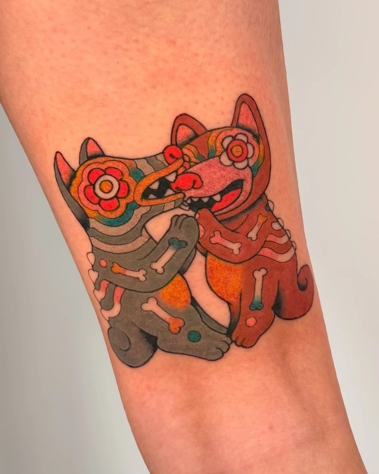 Colima dancing dogs on @stickyfingertattoos 🐾🦴🌼

These figures come from ancient western Mexico and were often found in tombs, symbolizing companionship, protection, and guidance to the afterlife.
.
.
.
#mesoamericanart #dogtattoo