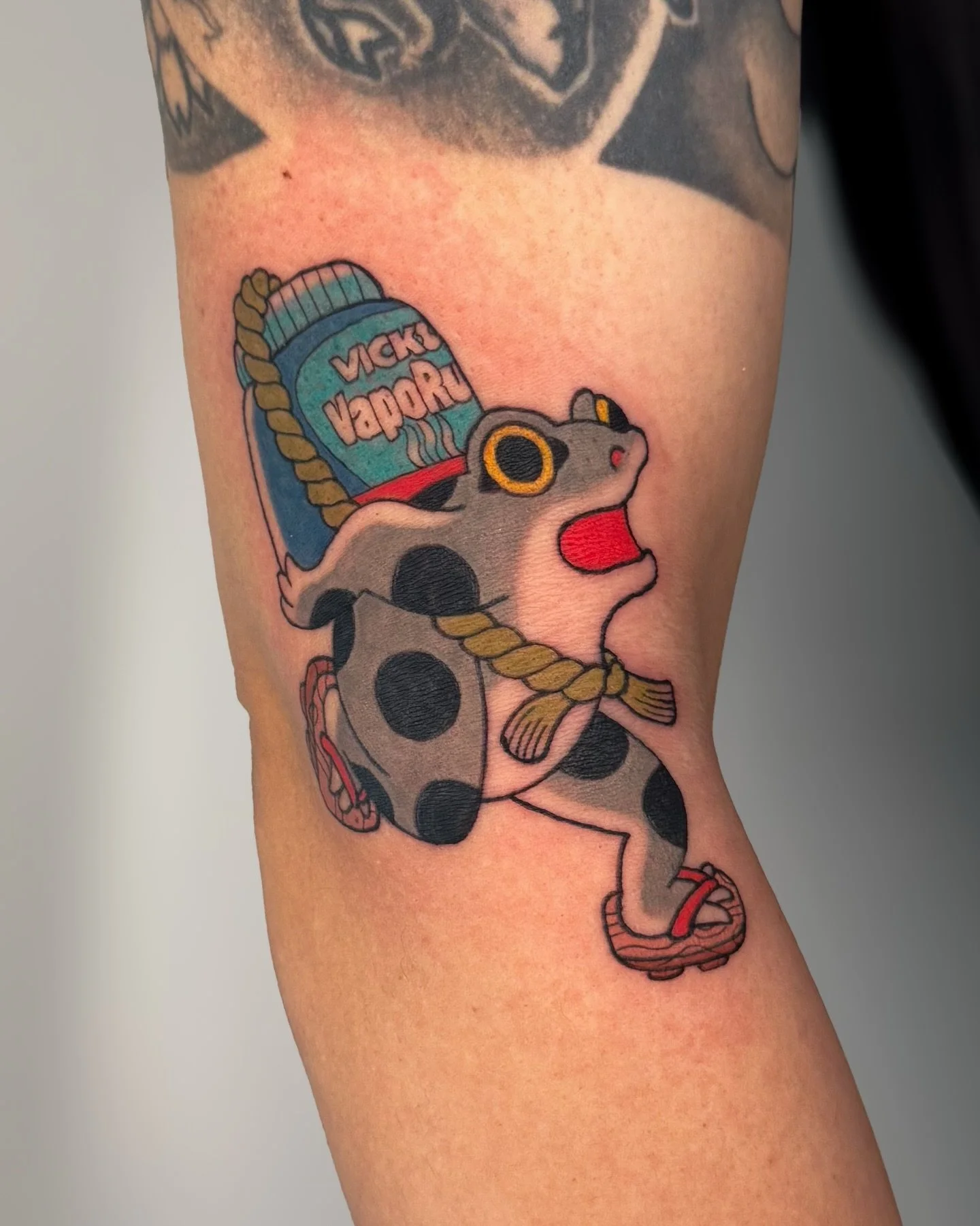 Vicks vaporub delivery by frog wearing geta sandals 🐸🩴🩴
.
.
.
#frogtattoo #irezumi  #sanfranciscotattooartist