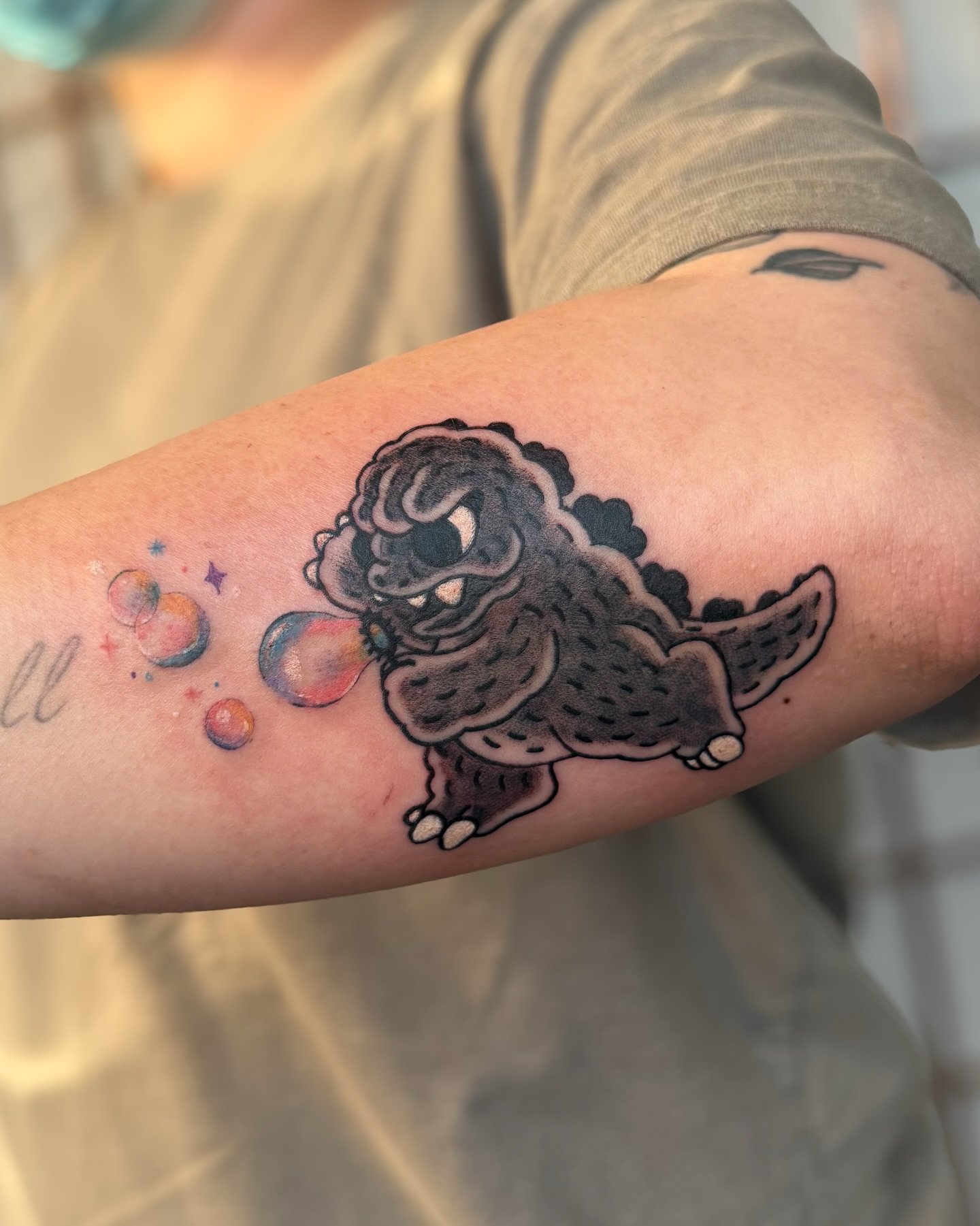Baby Godzilla blowing iridescent bubbles 🫧🦖 Done @alwayschilltattoo . TY Paula for stopping by to get this tattoo!
.
.
.
#gojiratattoo #godzillatattoo #sftattooartist