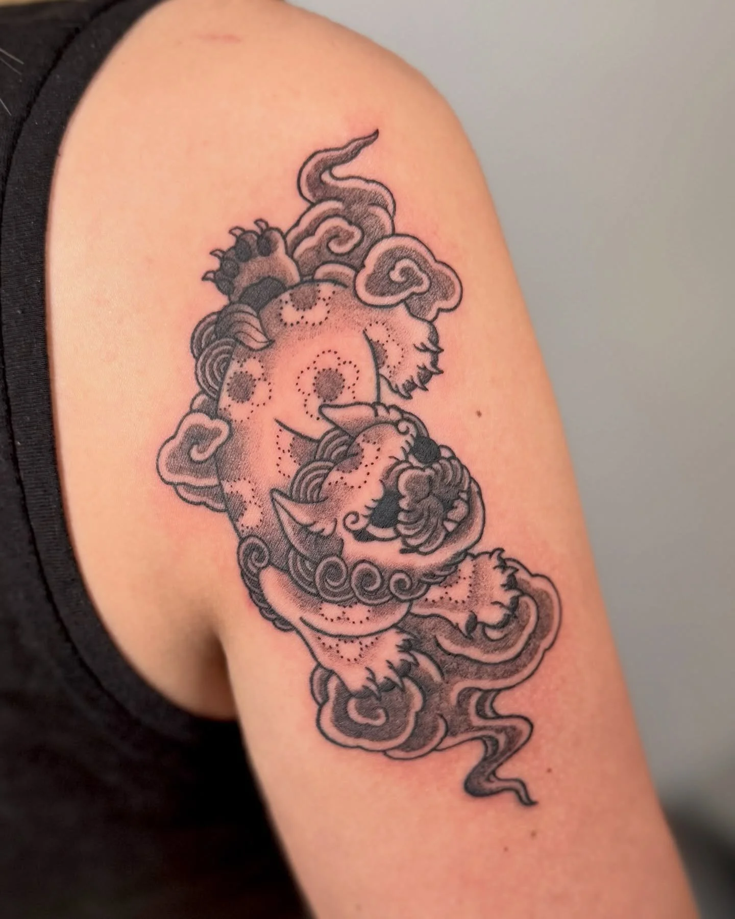 A frenchie x fu dog design with 10 flower spots representing their years on our planet. 🐾
.
.
.
#frenchbulldogtattoo #shishitattoo #orientaltattoo