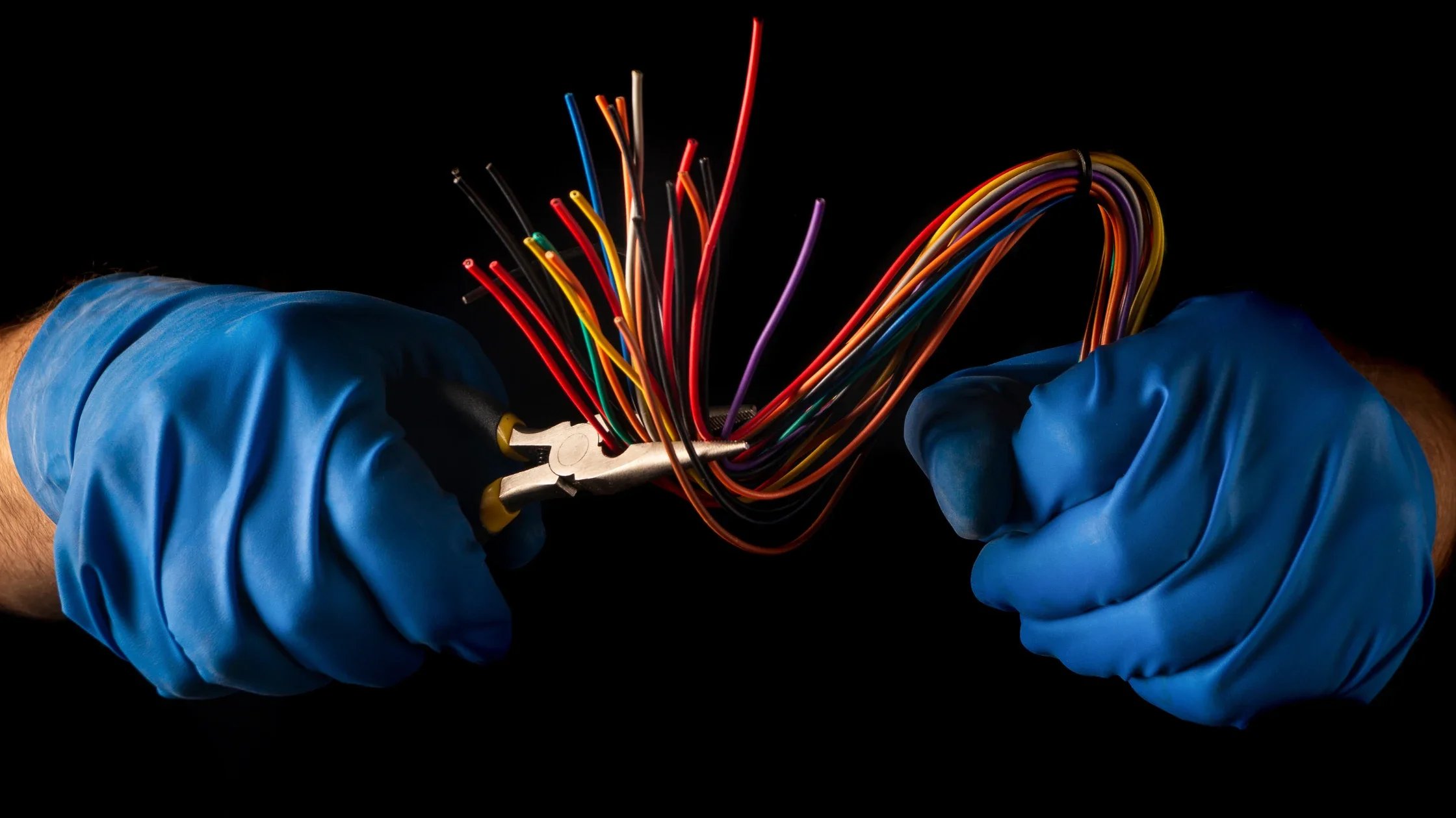 Emergency Electrician vs. Regular Electrician When to Call Which (Nelson Homeowner’s Guide)