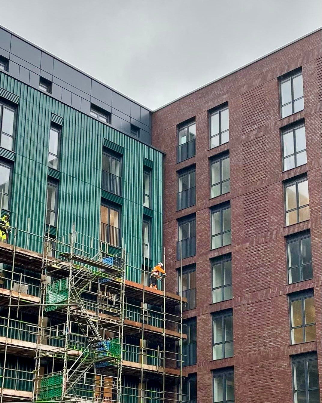 Almost there! With the last scaffolding coming down, the building&rsquo;s full character is visible - and a collection of stylish homes is waiting for you.

1, 2 &amp; 3 bed homes now on the market. Enquire at the link in our bio. 

#ElizaYard #Ancoa