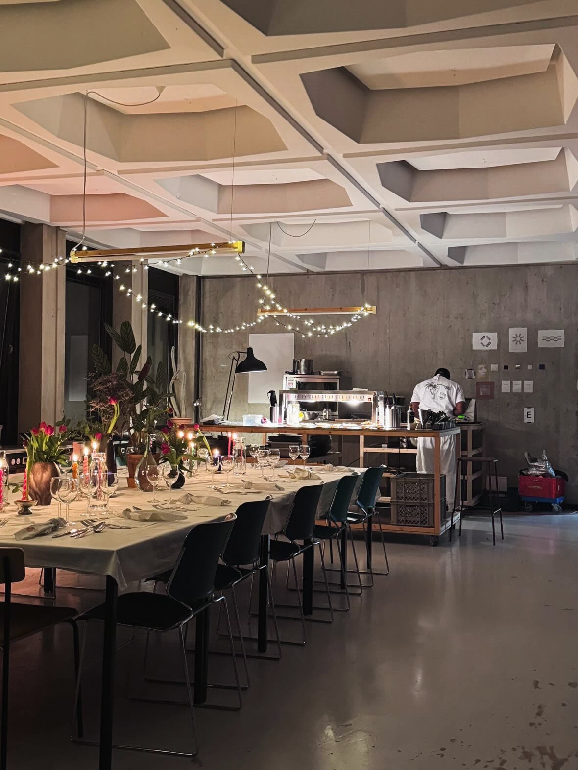 Gisteravond een hele bijzondere avond gehad.
Wij mochten de private dining verzorgen voor @homo.ludens.design, in het prachtige Carbon 6.

Een vijfgangenmenu met amuse, begeleid door een bijpassend wijnarrangement.
De frisse D&oacute;cil Vinho Verde 