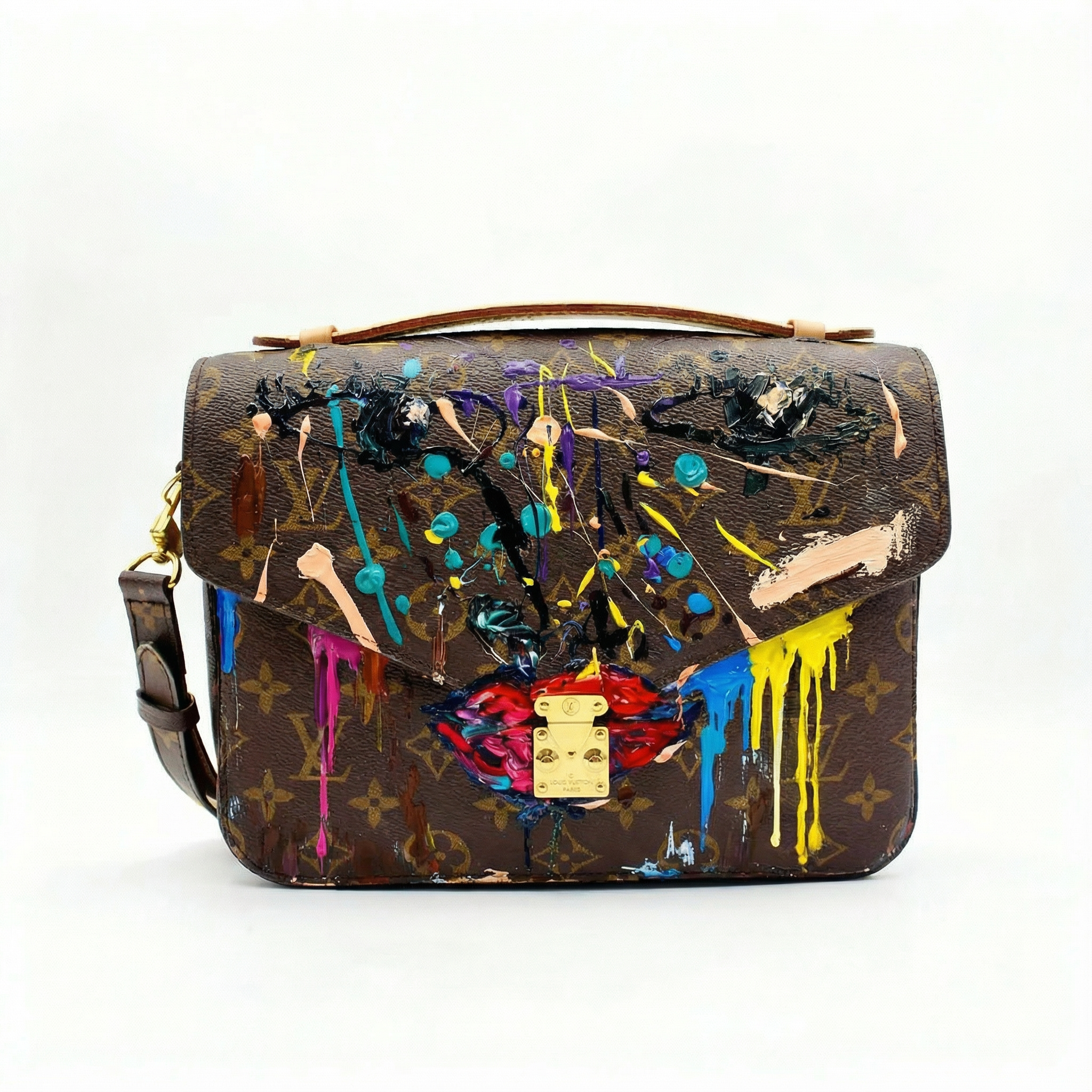 Borsa Louis Vuitton monogramma, decorata con vernice e vernice colorata che crea un design astratto e artistico.