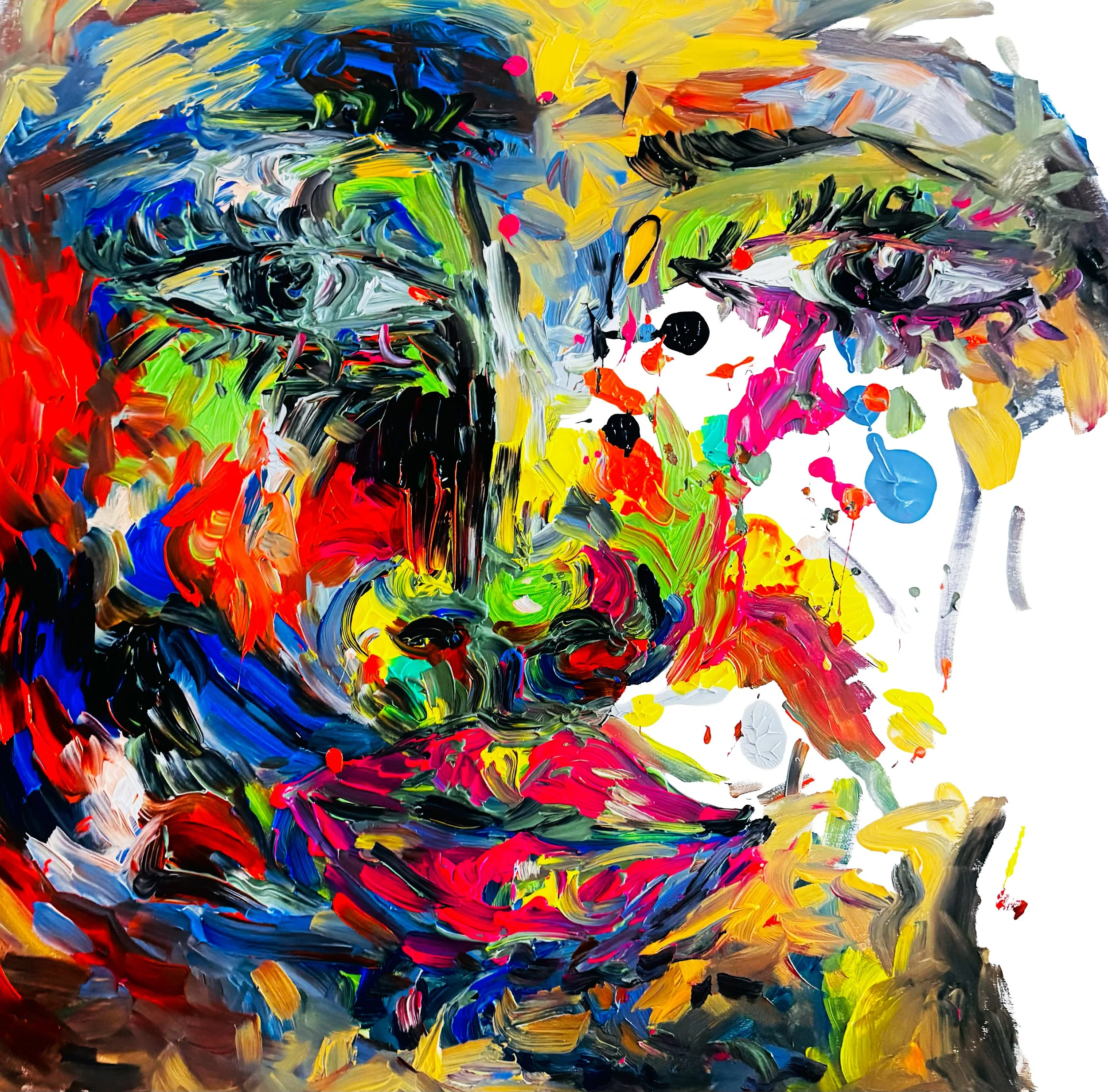 Ritratto astratto di una donna con occhi grandi e capelli corti, dipinto con pennellate colorate vivaci come rosso, blu, giallo, verde e nero.