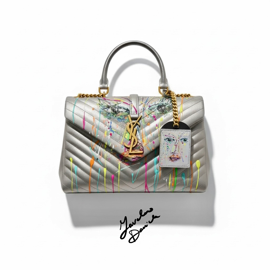 Borsa di design in pelle argentata con vernice colorata a spruzzo, logo dorato Yves Saint Laurent, manico in pelle e catena dorata, decorazione con ritratto stilizzato dipinto a mano.