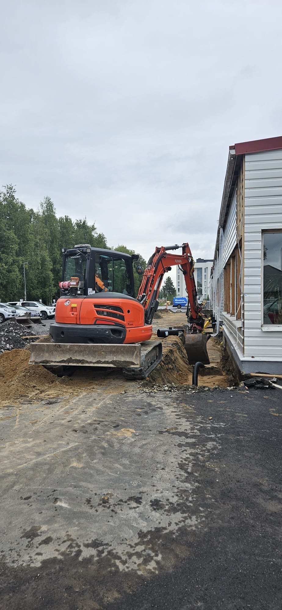 Matti Piltonen Oy suorittaa salaojituksen uusimista omakotitalotontilla Pohjois-Pohjanmaalla.