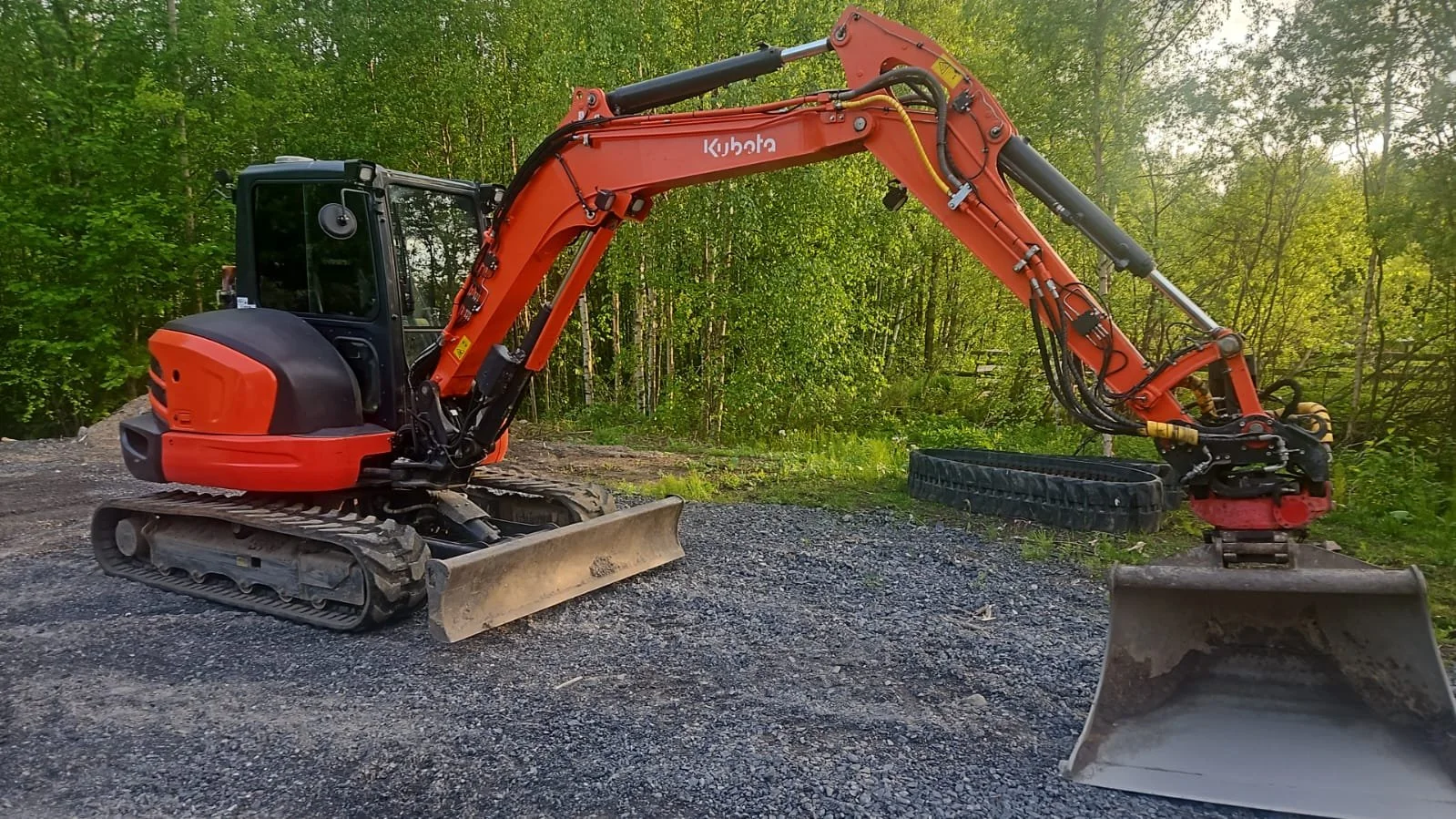 Kaivinkonetyöt ja pihanrakennus Oulussa. Toteutamme pihan muokkaukset, pohjatyöt ja salaojitukset ammattitaidolla omakotitalo- ja taloyhtiökohteissa.