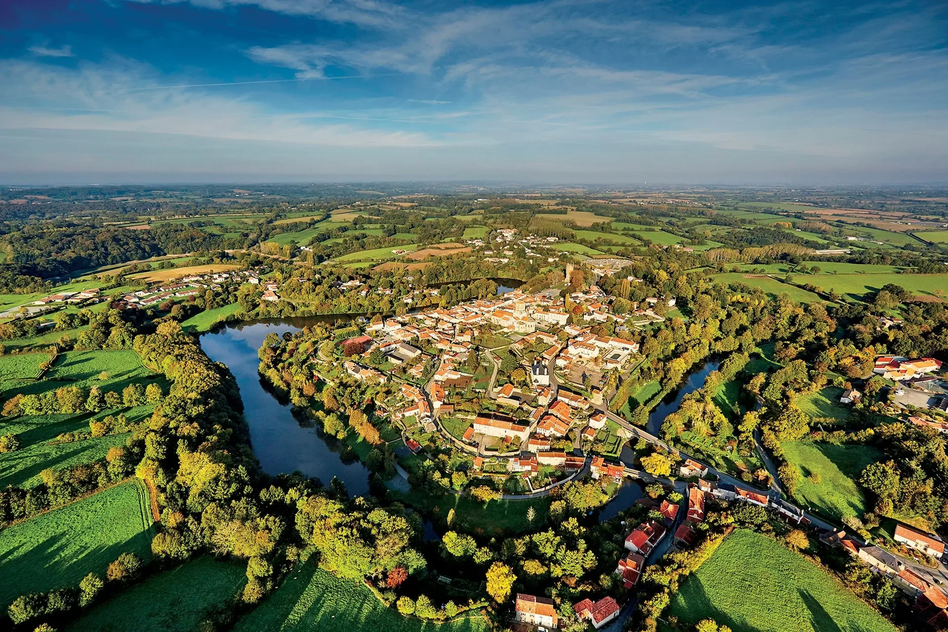 vouvant-vue-du-ciel.webp