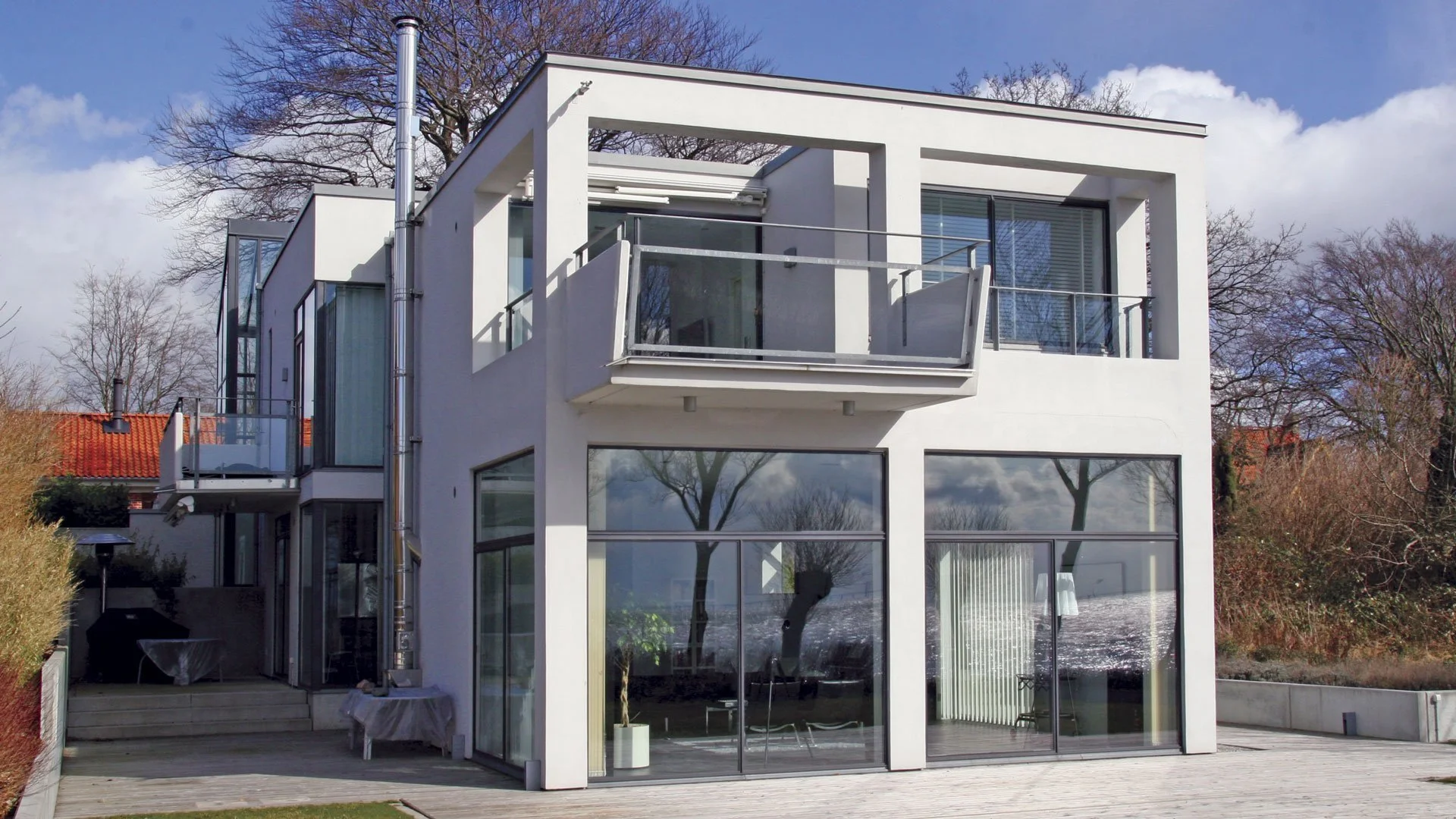 Villa-Gulliksson_HansenMillennium_Facade-fra-havet_web (1)_7 (1).jpg