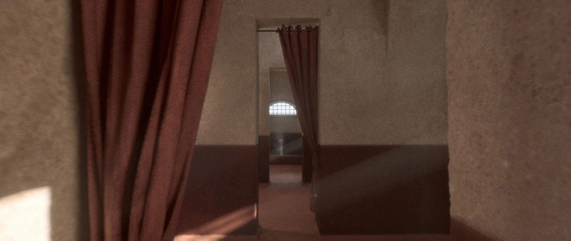 Vista de un pasillo de Termas de Campo Valdés en Gijón, con cortinas rosas que enmarca una puerta que lleva a un cuarto con una ventana redonda que deja entrar luz natural.