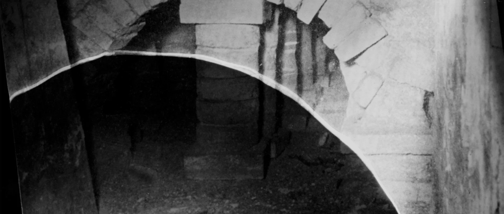 Imagen en blanco y negro de termas de campo Valdés en Gijón