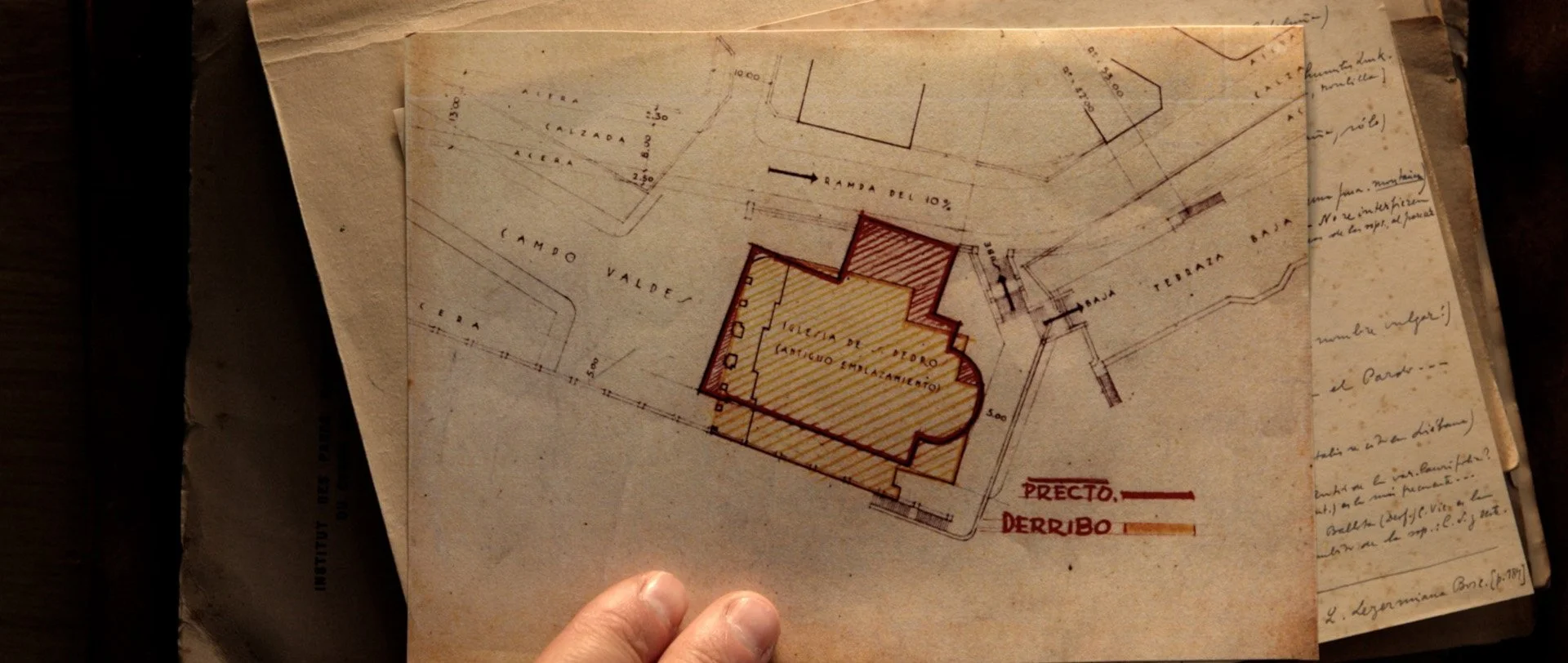 Plano de construcción de Iglesia De San Pedro en Gijón, con áreas delimitadas y notas escritas a mano, incluyendo líneas rojas y amarillas que indican diferentes zonas y categorías de trabajo.