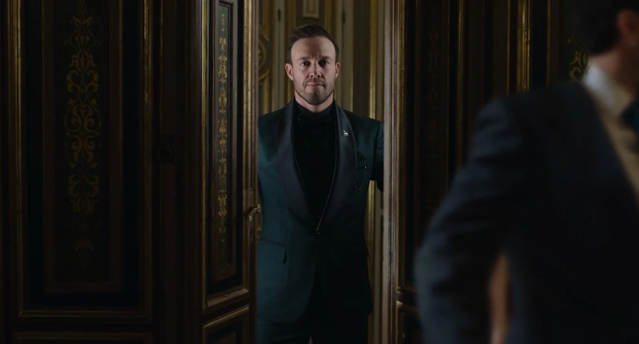 AB de Villiers vestido con traje oscuro en un ambiente elegante con detalles dorados.