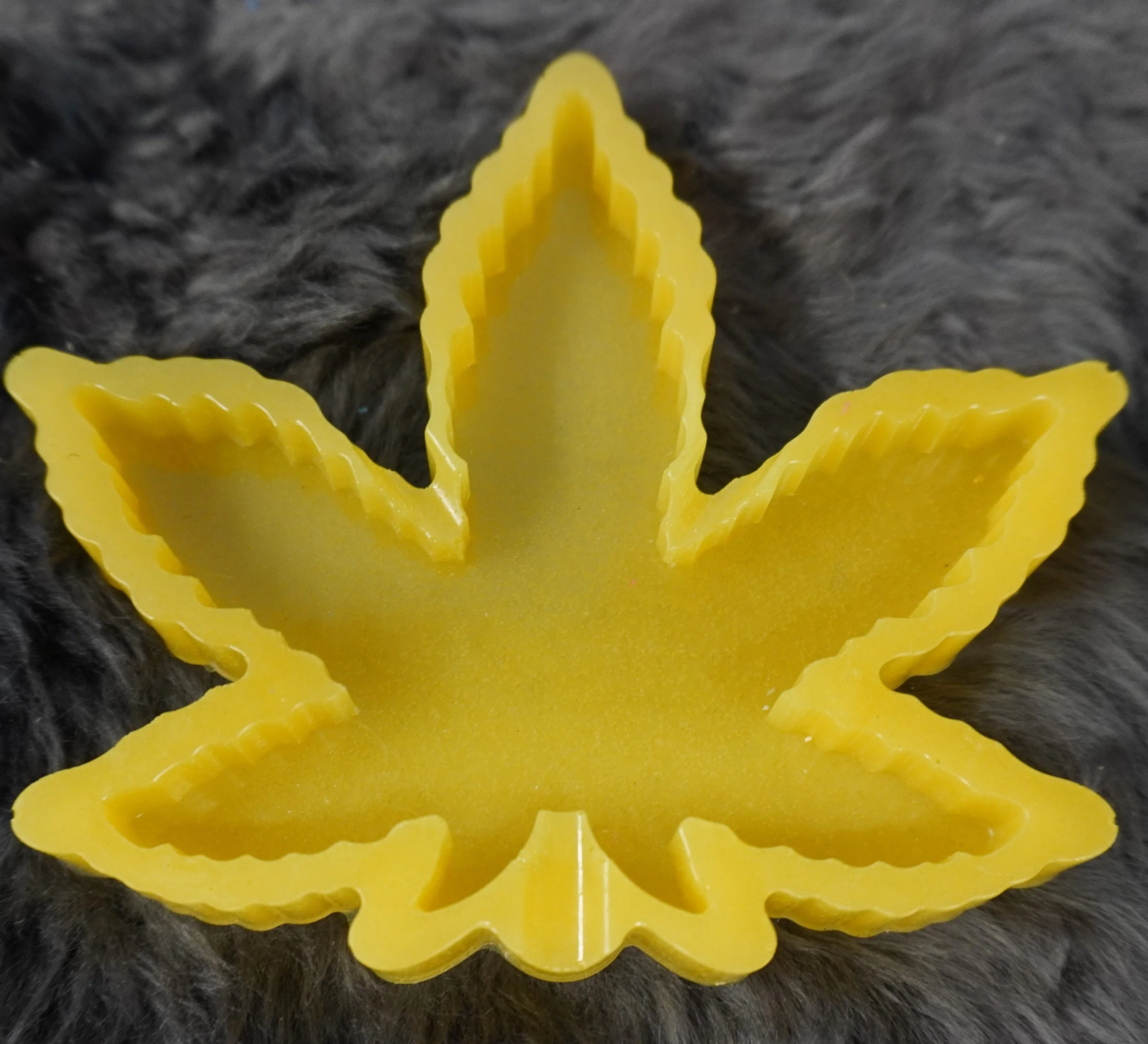 Ashtray MJ Leaf yellow.JPG