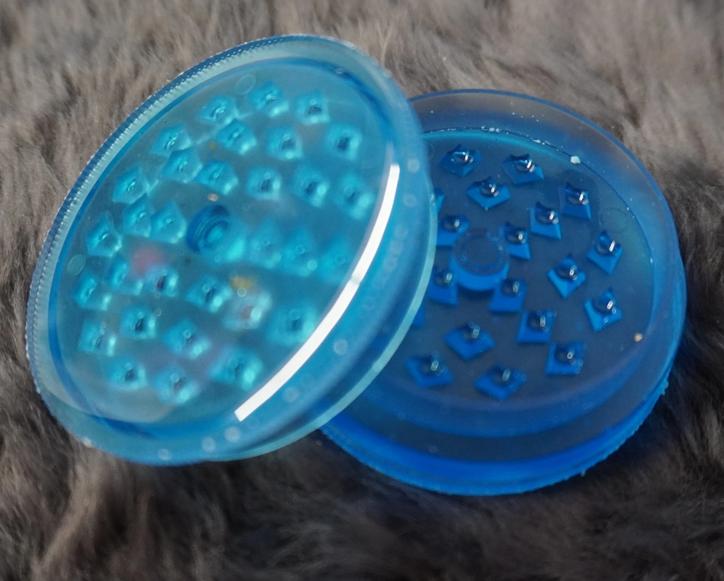 Grinder herb blue.JPG