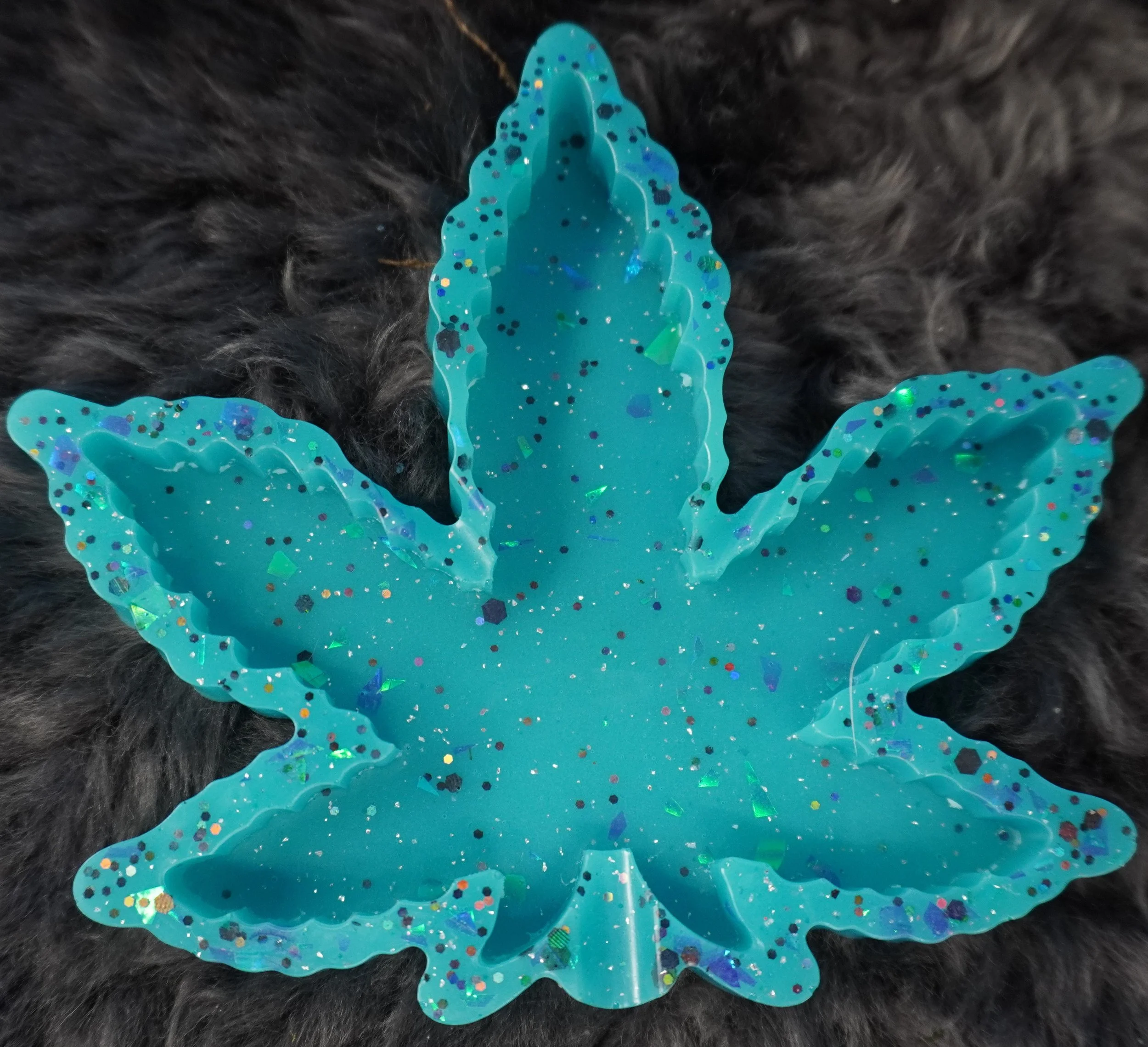 Ashtray MJ Leaf purple sparklely.JPG