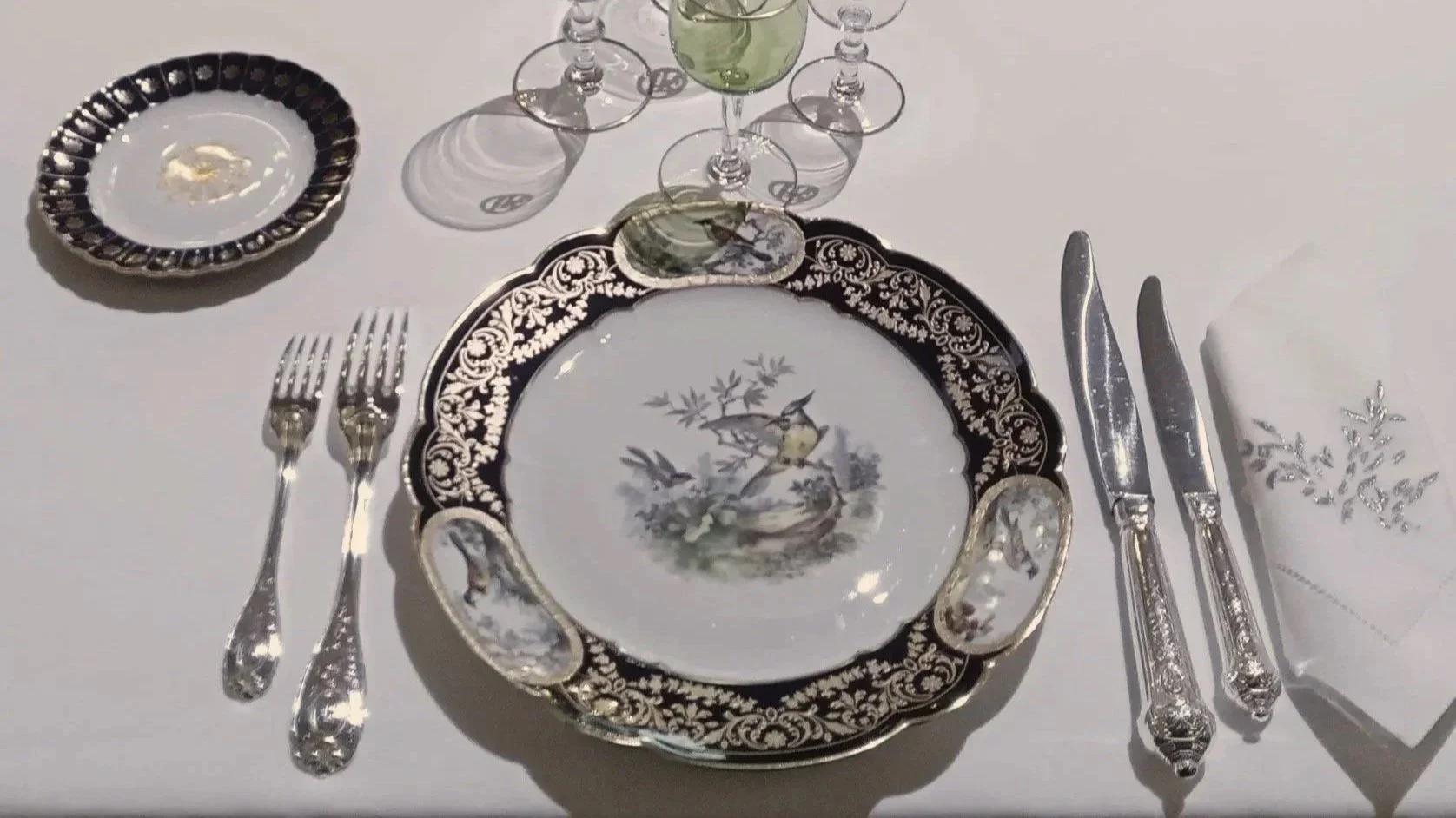 Table dressée à la française par les argentiers du Palais de l'Élysée.