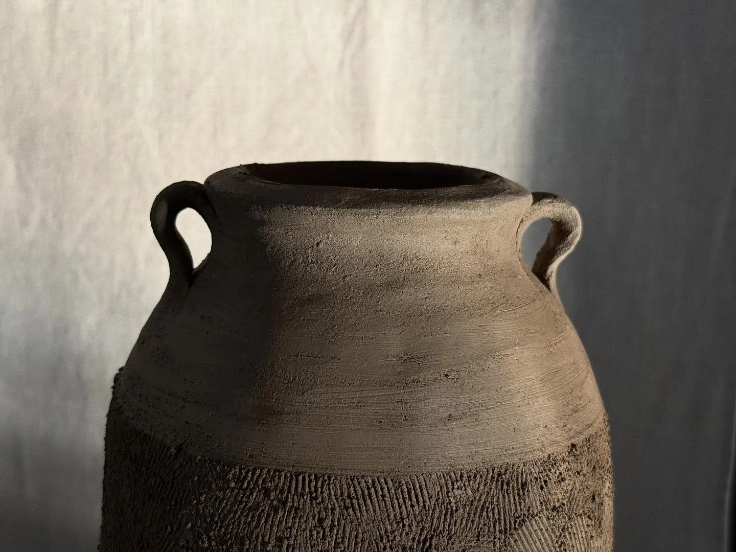 Urna som är ringlad och nu står på långsam tork inför första bränningen. I det här stadiet är lera brun och efter bränning blir den kolsvart.
#keramik #stengods #ringlad #urna
#ceramics #stoneware
