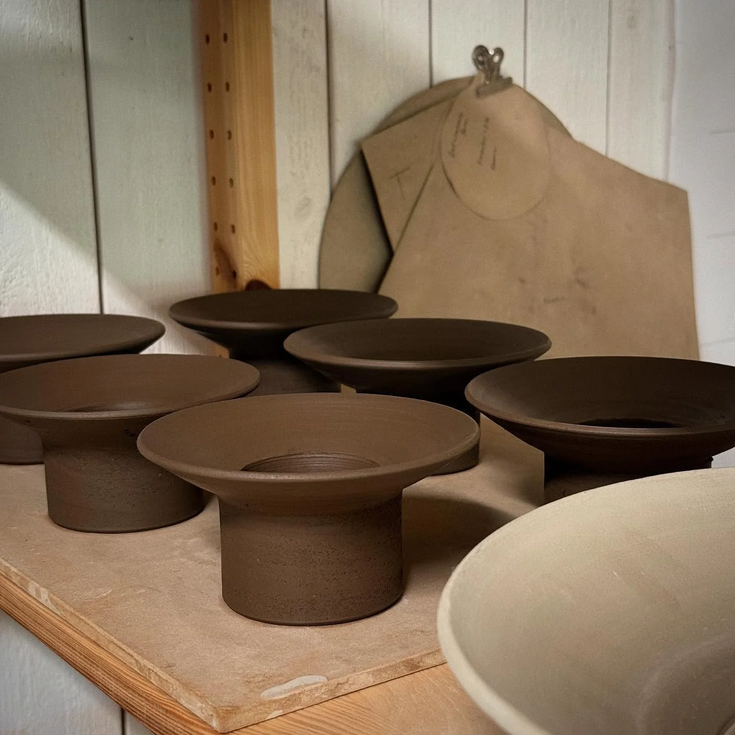 Ljusstakar på tork
#keramik #stengodslera #ljusstake 
#ceramics #stoneware #candleholder