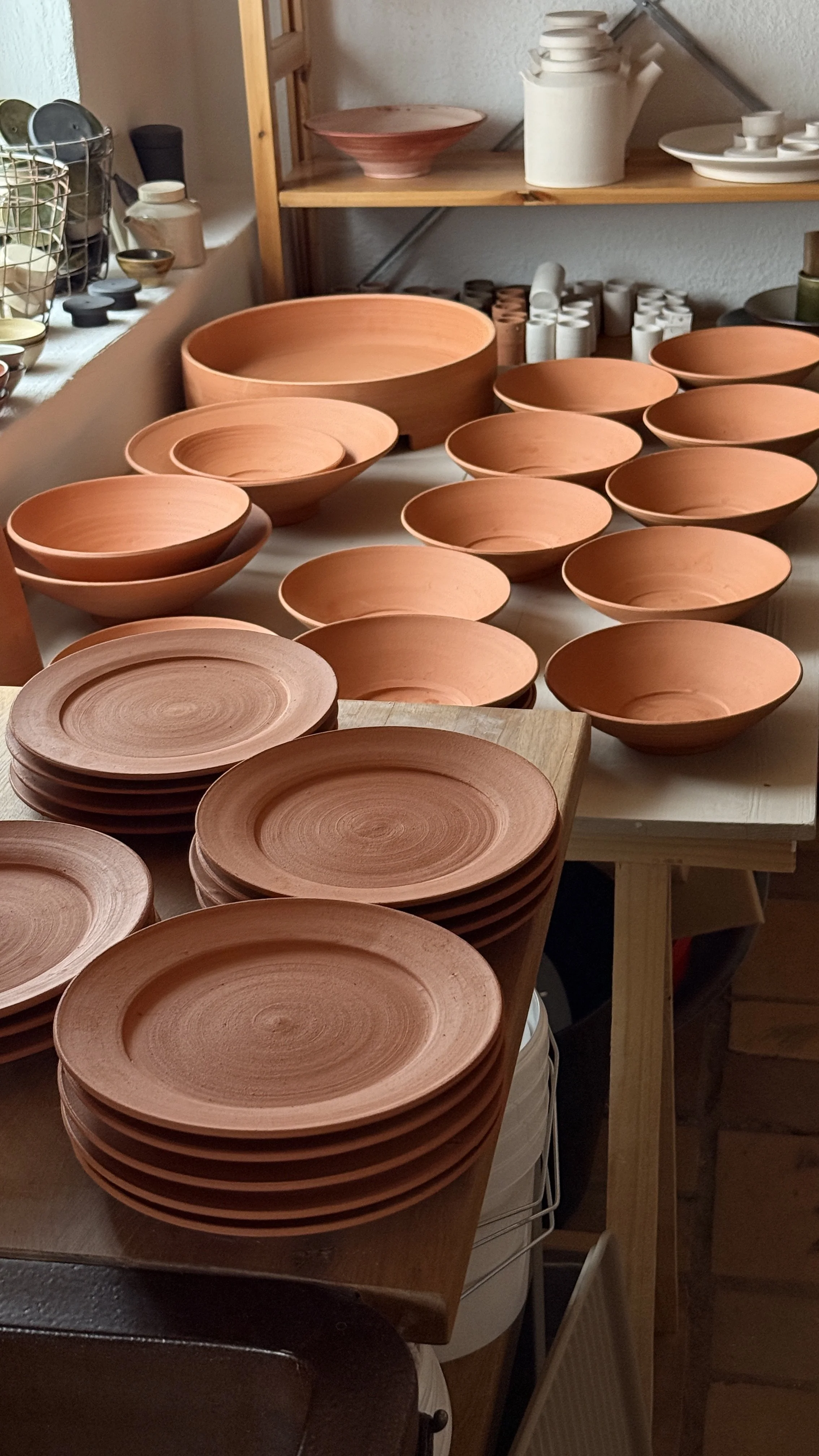Skröjbrända tallrikar i röd lera