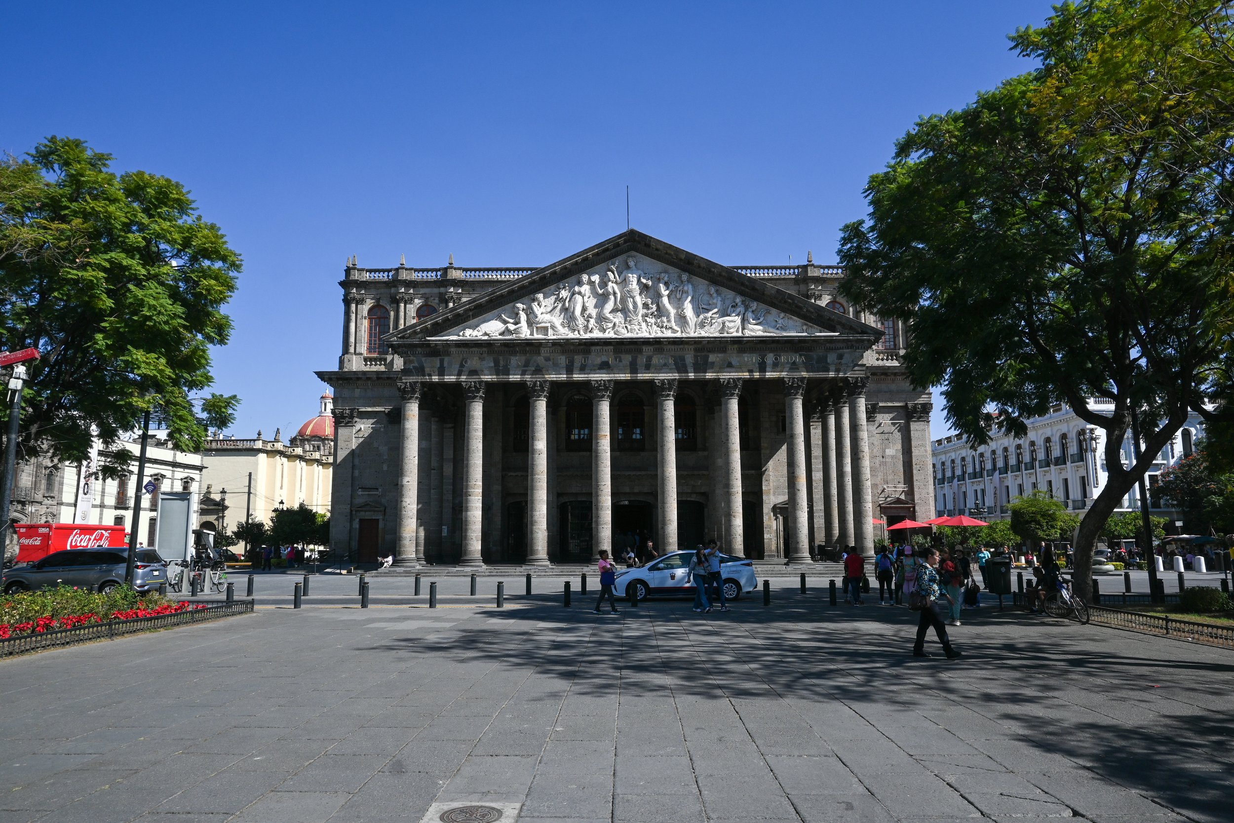 Image of the front of the Teatro Degollado.