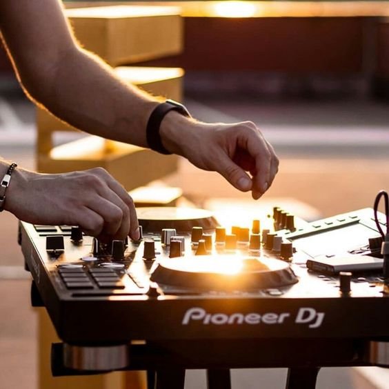 DJ.jpg