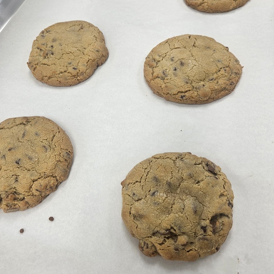 They&rsquo;re back! 🍪
Chocolate chip cookies + all things pie = dessert dreams come true.
Get to Pied Piper Bakery before they disappear! 🥧

#PiedPiperBakery #CookieAlert #PieLoversUnite #azpieshop #azbakery #chocolatechipcookie