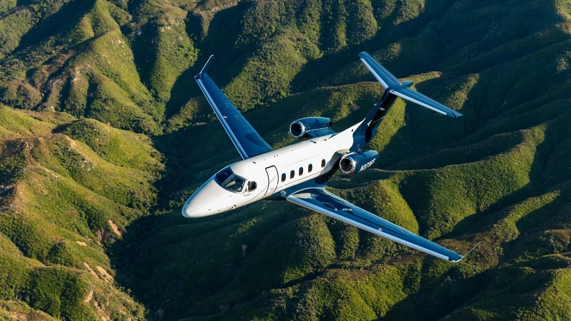 Private jet flying from Nice to Paris Le Bourget