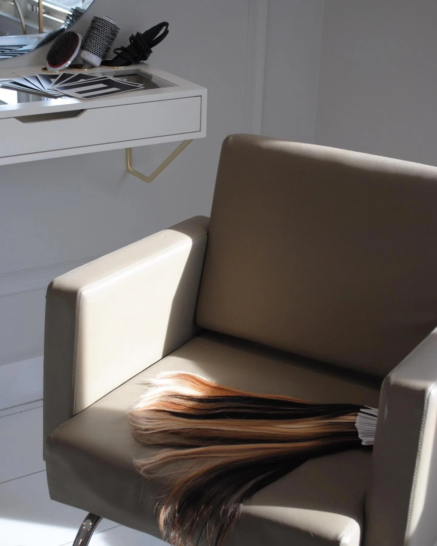 Back-to-back clients, flawless hairstyles, and a day full of content magic ✨💇&zwj;♀️ If you&rsquo;re a hairstylist looking to elevate your brand, Social Bloom has you covered! Whether you need help with rebranding, fresh website content, creative id