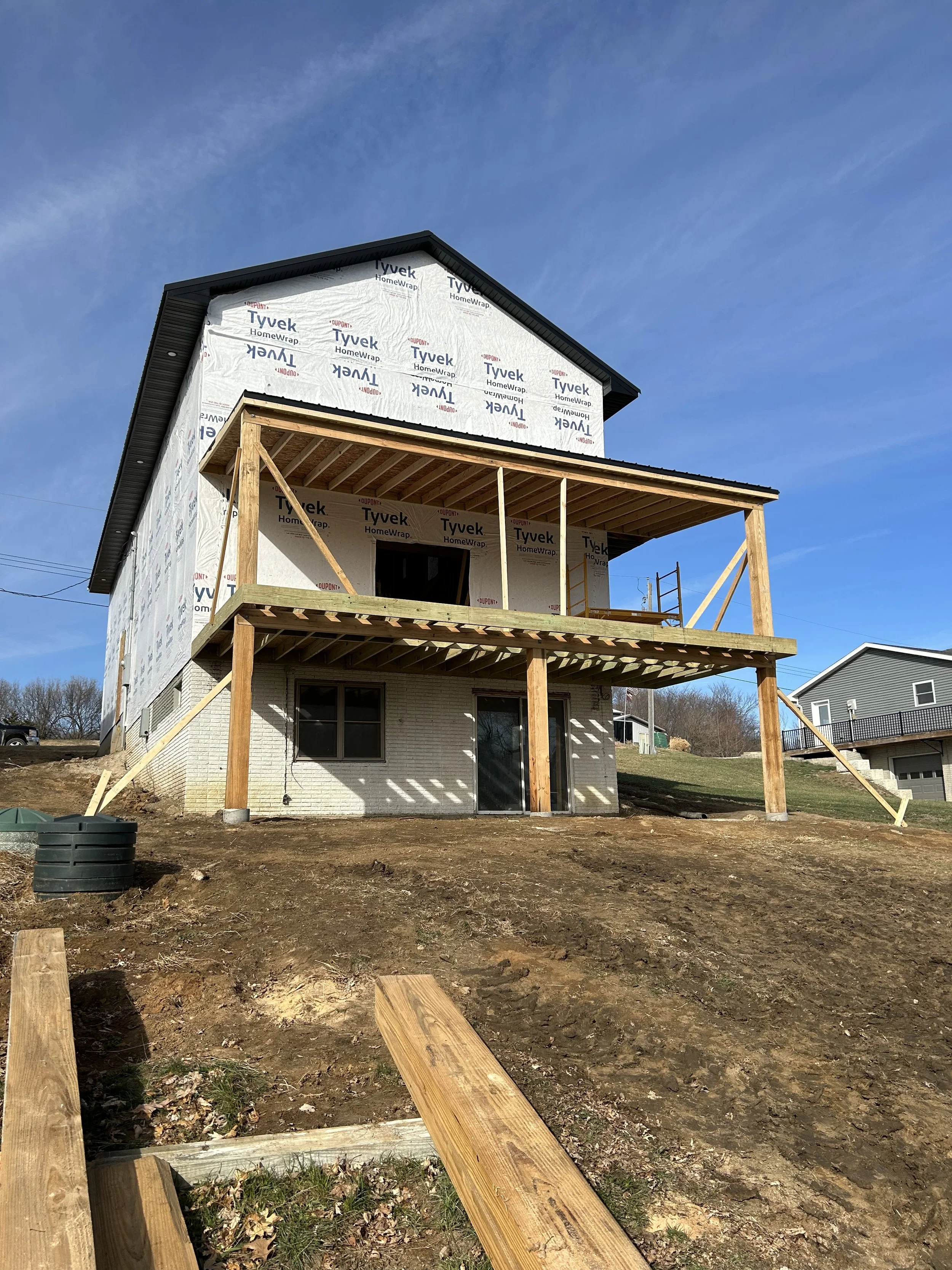 Oranssi carpenter using bench saw