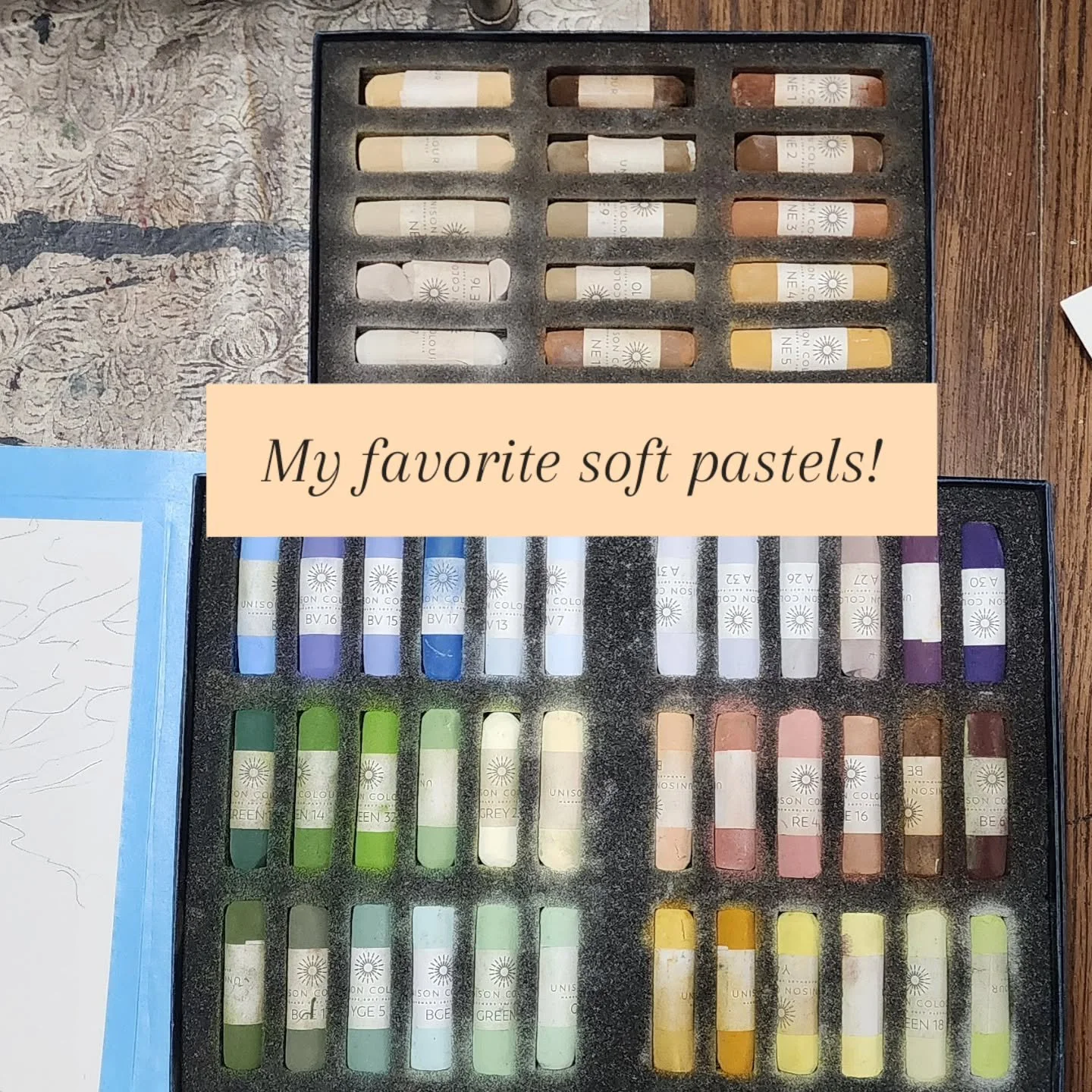 Mixing things up for my next piece. These pastels are handmade and are so luxuriously soft!
#unisoncolour #softpastels #handmadeinengland