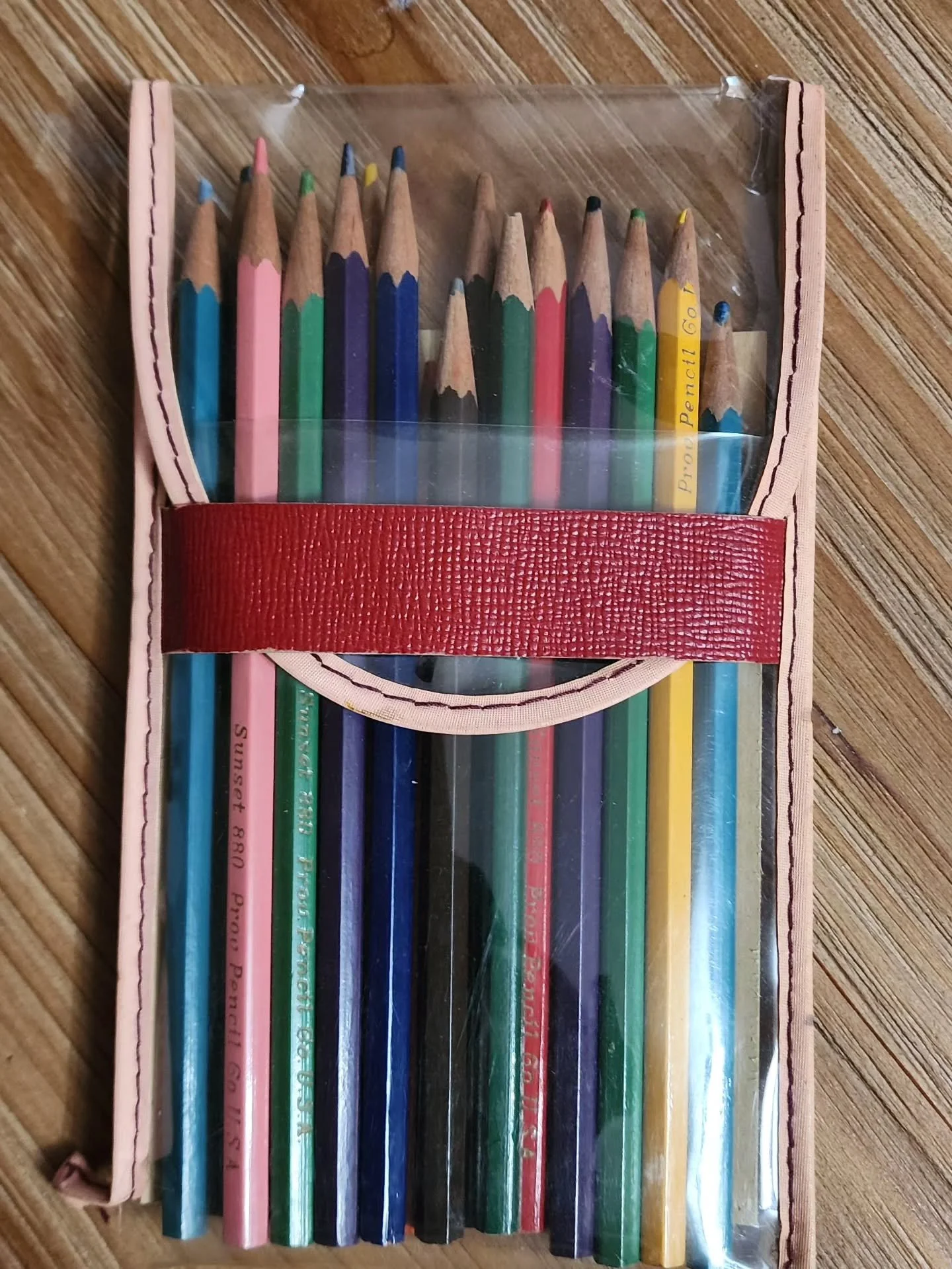 Done with another project and I ran across these as I was tidying up.
These colored pencils were my mom's from elementary school- probably from the mid to late 1940's.  I miss her so much❣️

#sunset880propencil #nostalgia #thingsinmyartstudio