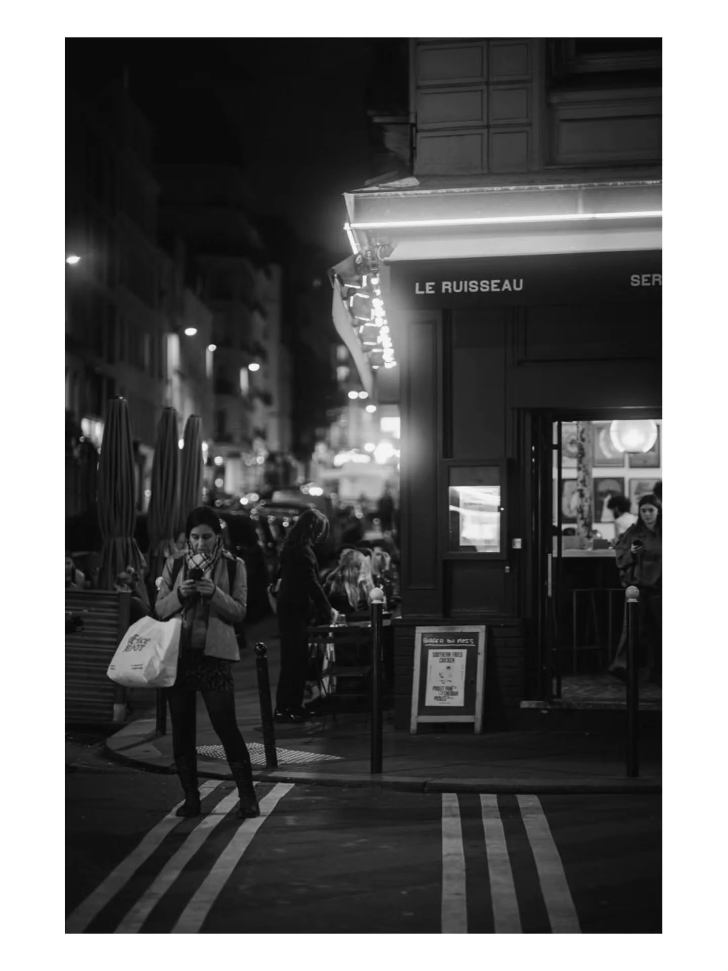 Some Parisian night life needs some strong contrasty black and whites! Love the buzz of wandering around a city at night time, so much different than daytime.

Fuji X-t5, Viltrox 75mm 1.2

@fujifilmuk 
@fujilovemag 
@viltrox.official