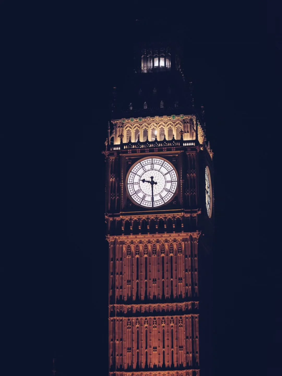 Big Ben at night. Simple lol.
Edited using my preset pack available on my website.
Preset - Golden Glow Blue shadow.

Fuji X-e5, Viltrox 75mm.

@viltrox.official 
@viltrox.eu