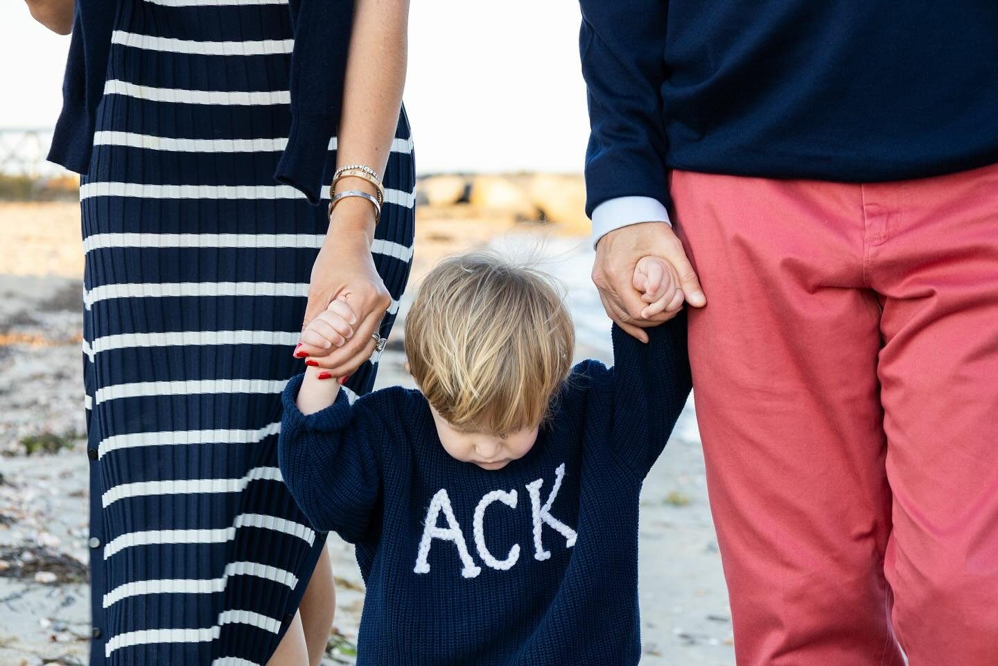 A lil&rsquo; sneak peak of a family shoot I did in September. The last slide is my favorite. 

#nantucket #nantucketphotographer #familyphotos