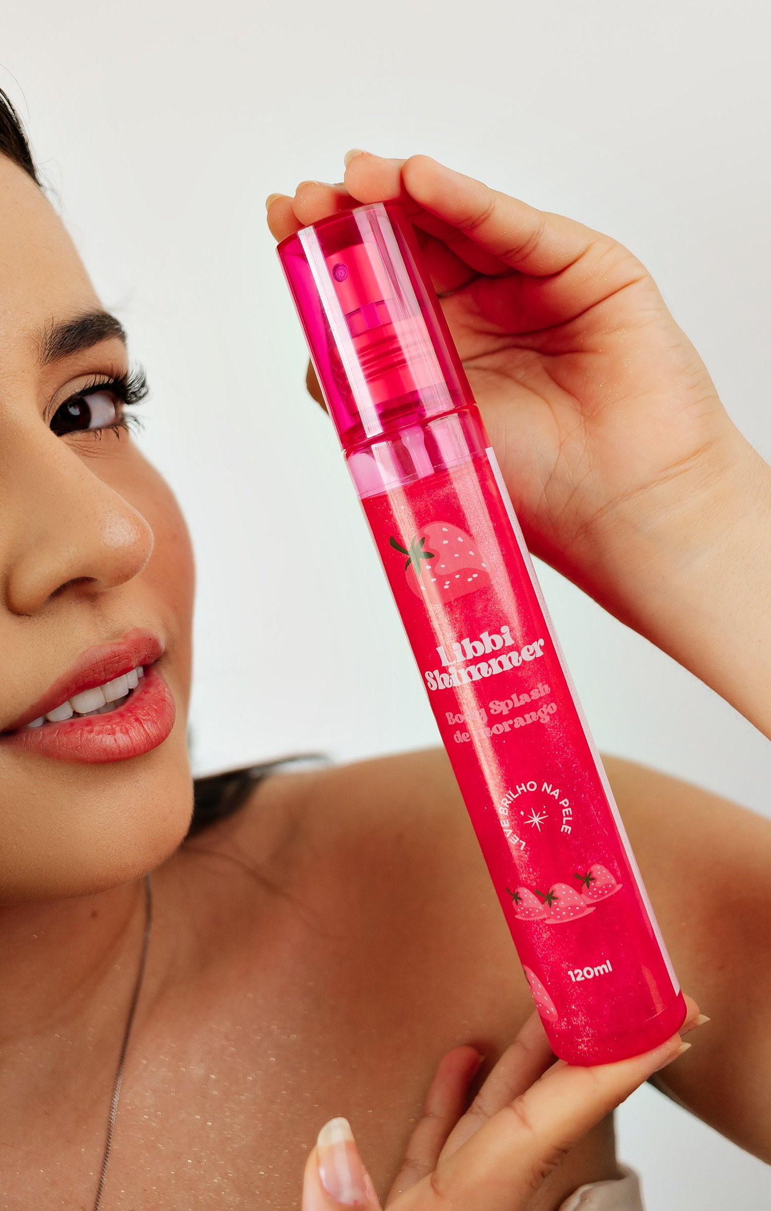 modelo segurando embalagem do body splash da marca Libbi