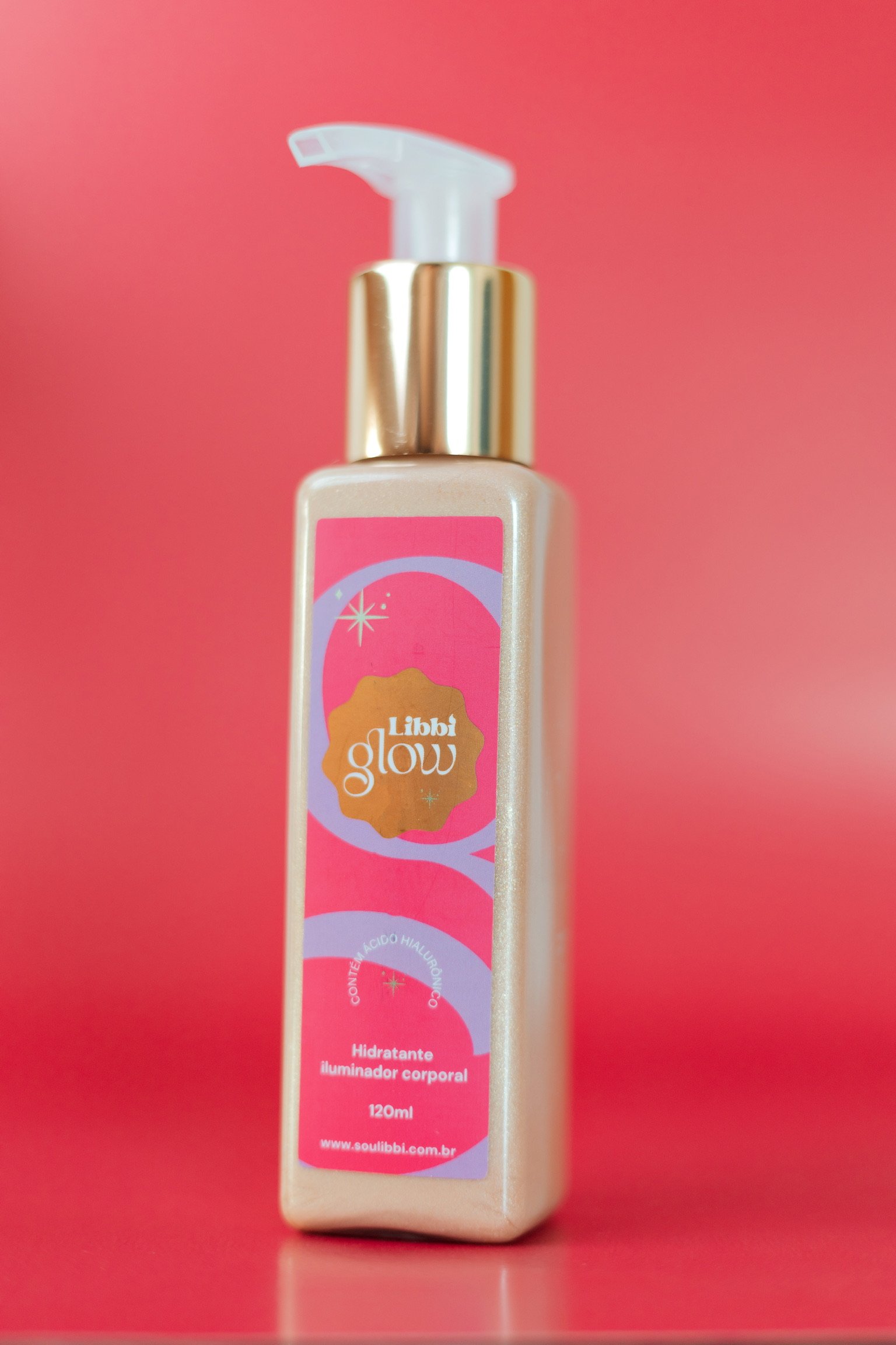 embalagem do hidratante iluminador corporal da marca Libbi